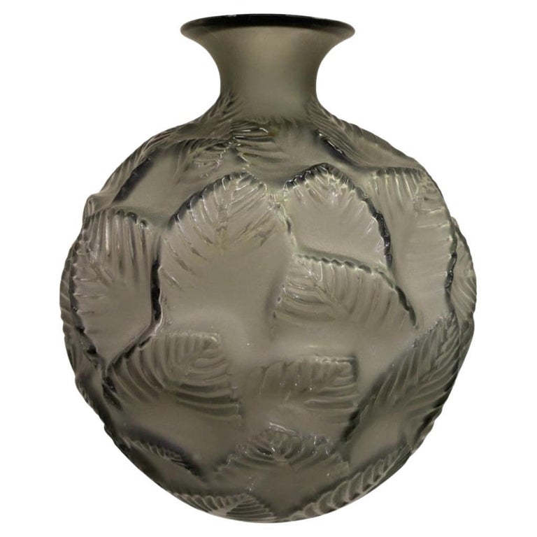Vase en verre René Lalique " Ormeaux " en verre gris Circa 1926. En vente  sur 1stDibs | vase rene lalique prix