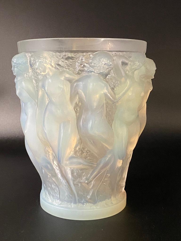Die Vase Bacchantes wurde 1927 von R. Lalique aus weißem Glas hergestellt.

Die opalisierende Version ist wahrscheinlich eine der berühmtesten und am häufigsten veröffentlichten Vasen von R. Lalique.

Dieses Exemplar ist in perfektem Zustand mit