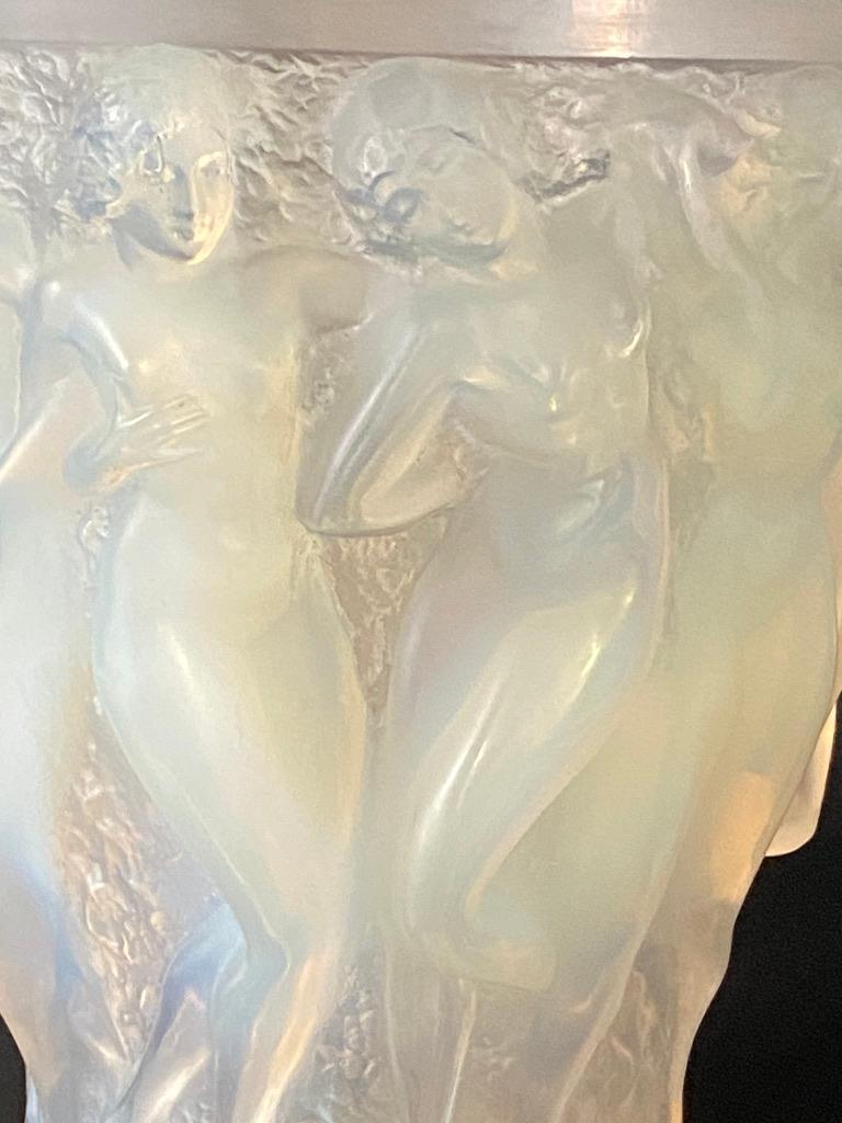 Début du 20ème siècle Un verre opalescent René LALIQUE  Vase Bacchantes  en vente