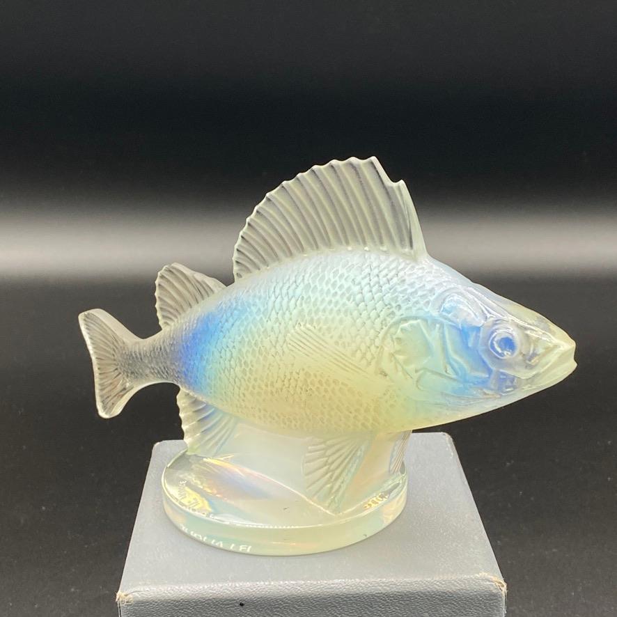 Molded A Rene lalique Perch car Mascot in opalescent glass For Sale