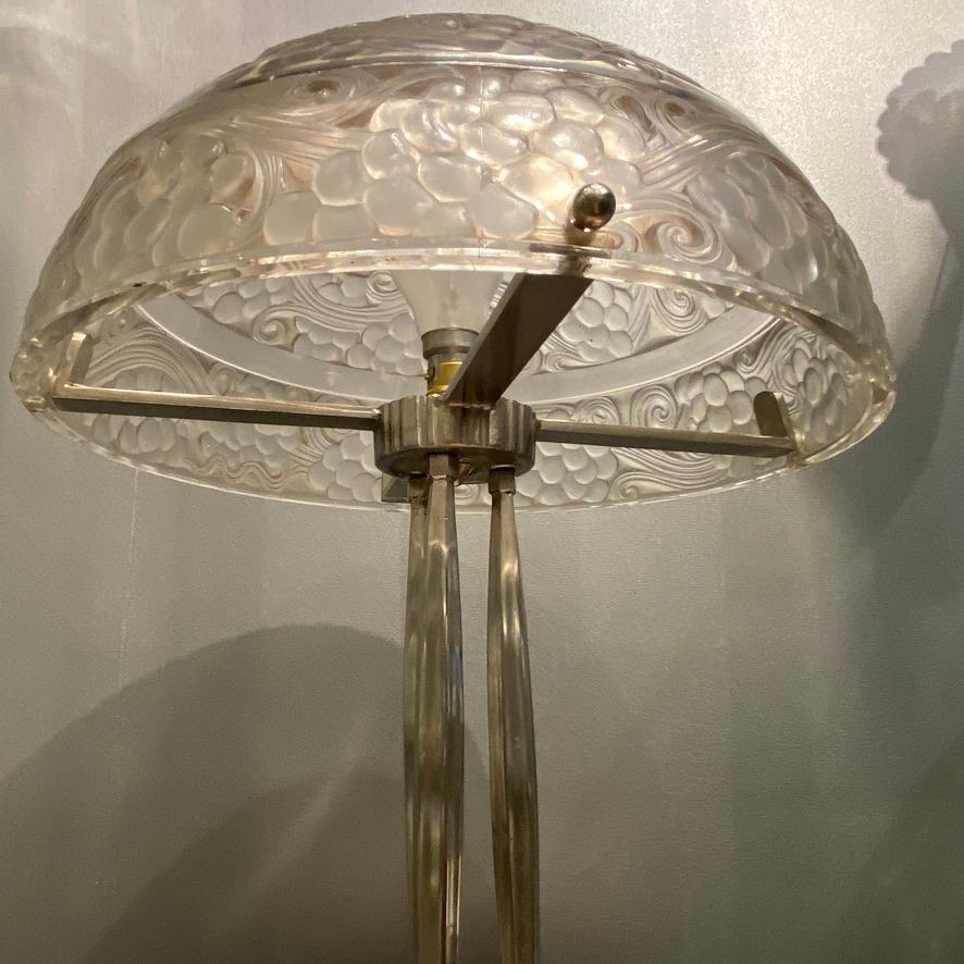 A René Lalique Sint Vincent  glass and bronze Art Deco Lamp For Sale 3