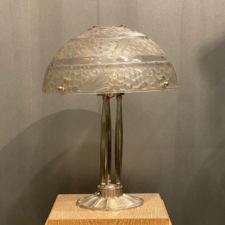 Début du 20ème siècle A René Lalique Vincent  Lampe Art déco en verre et bronze en vente