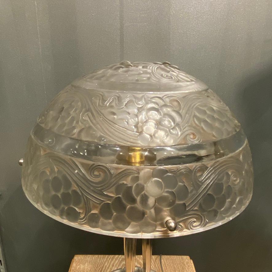 A René Lalique Sint Vincent  glass and bronze Art Deco Lamp For Sale 1