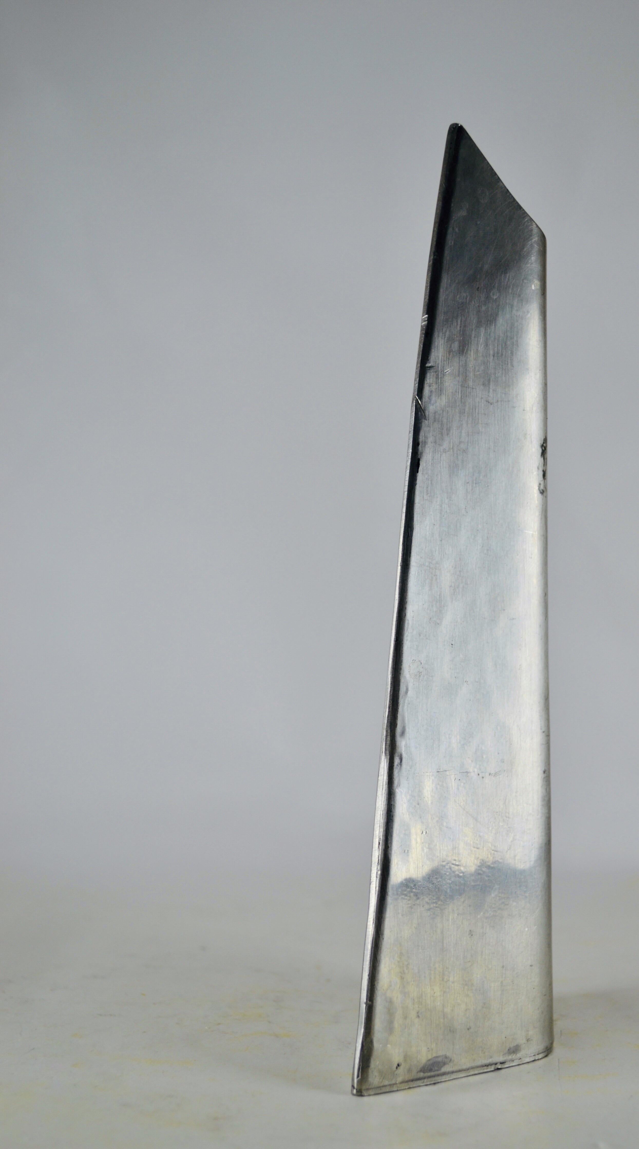 A repoussé stainless steel vase France 1970 In Good Condition For Sale In SOTTEVILLE-LÈS-ROUEN, FR