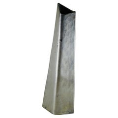 Un jarrón de acero inoxidable repoussé Francia 1970