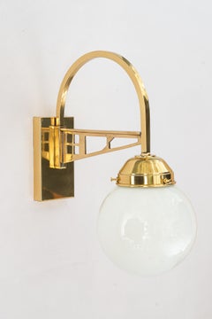 Reproduktion einer Wandleuchte im Stil des Art déco mit Opalglasschirm
