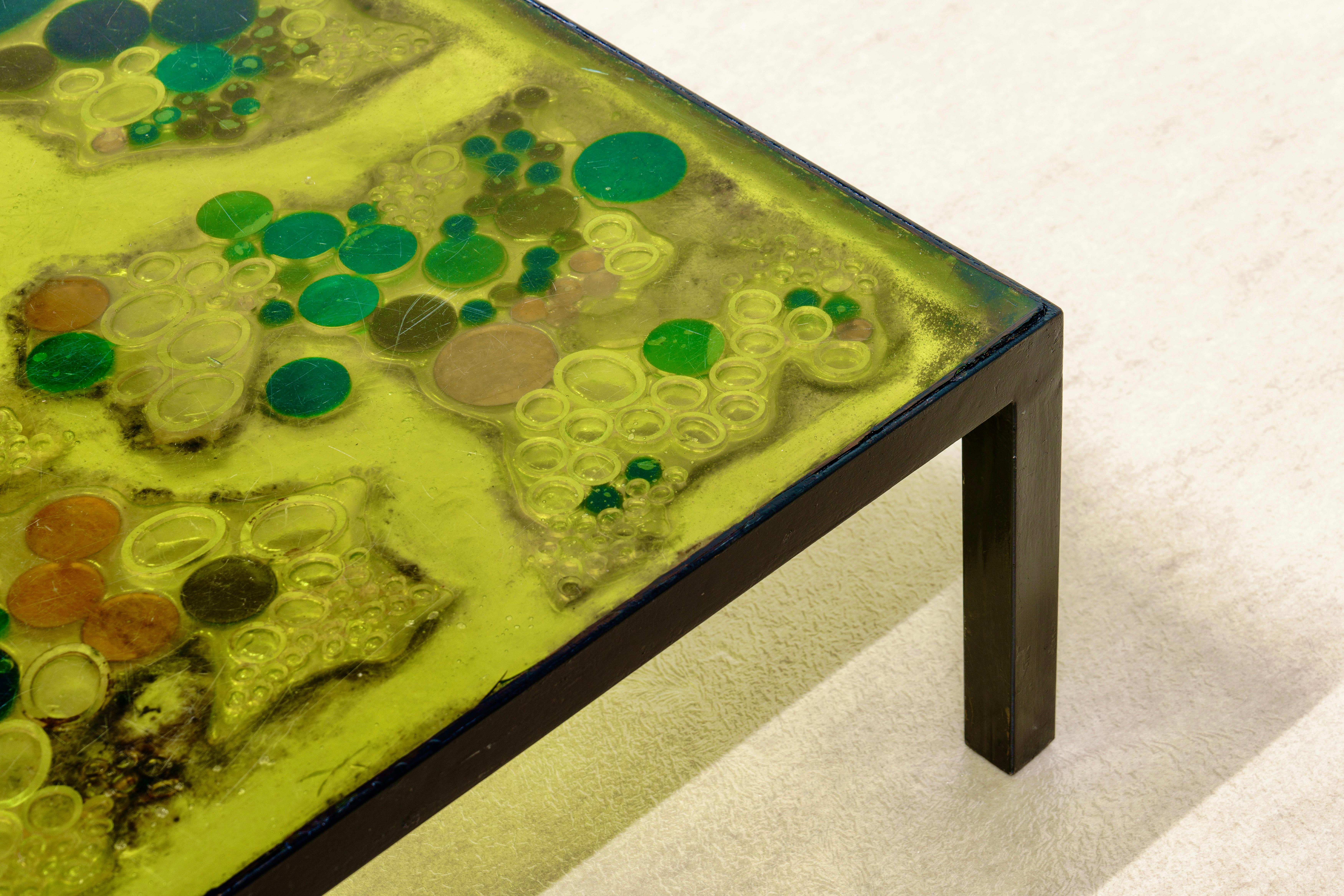 Table basse en résine et métal noir France 70s en vente 1