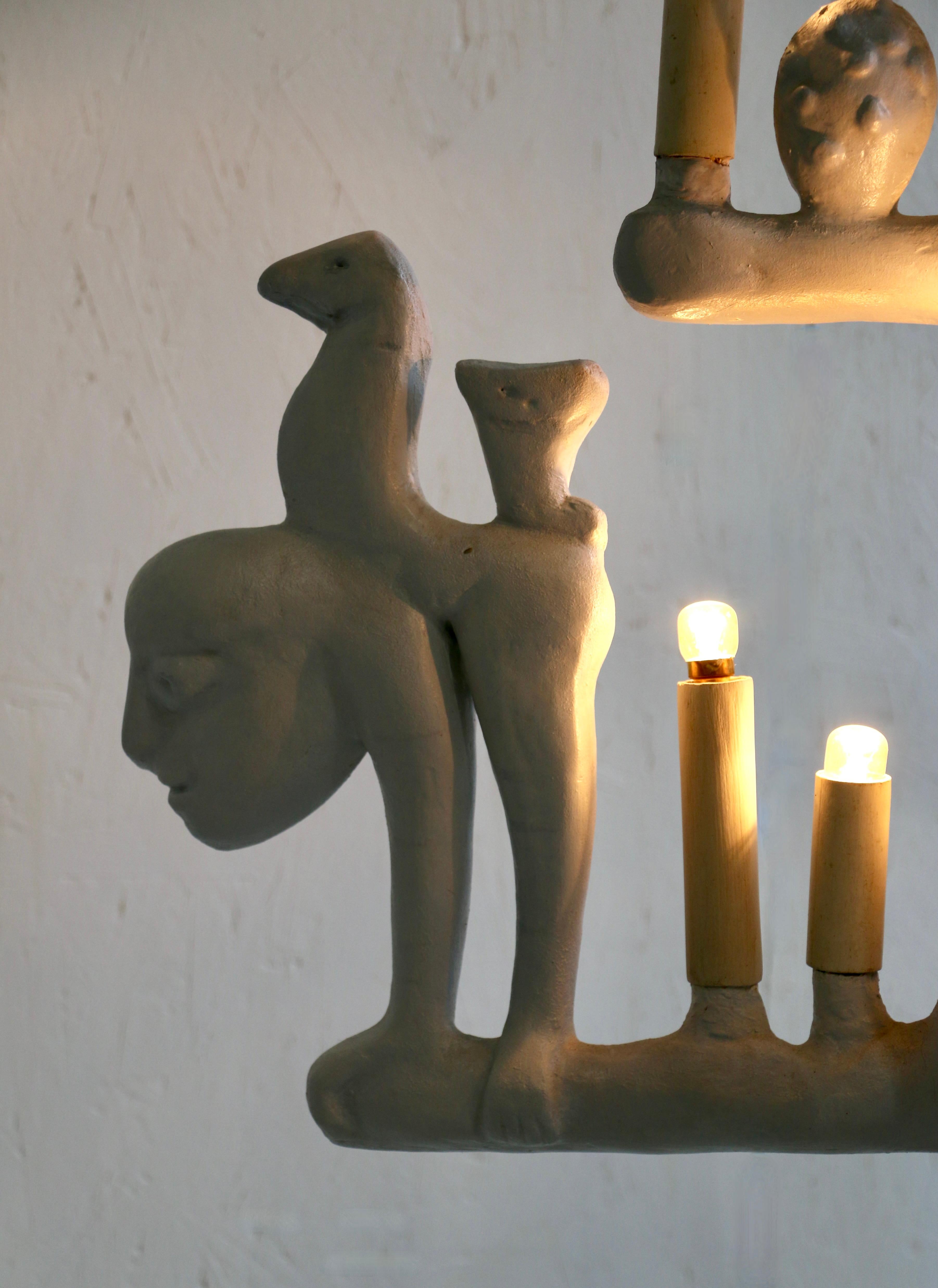 Sorprendente lámpara de resina de 6 brazos con el espíritu de Victor Brauner (1903-1966). Cada brazo está compuesto por figuras quiméricas. Francia, años 50. 