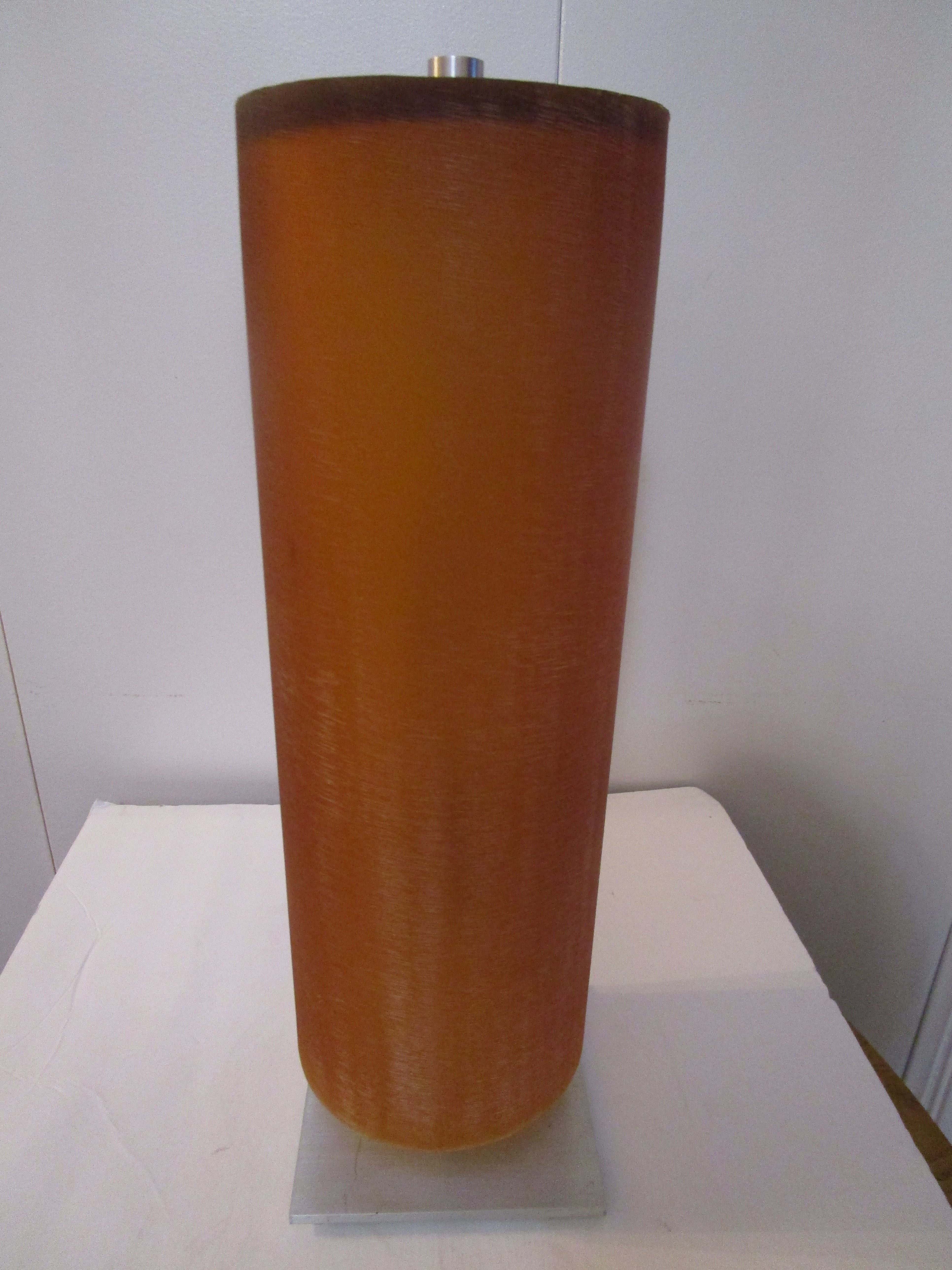 Voici une lampe de table vintage International Midcentury Modern en chrome avec un abat-jour en résine, circa 1950s-60s. Cette lampe se compose de deux parties : un abat-jour cylindrique qui s'adapte à une lumière en forme de tige fixée à la base en