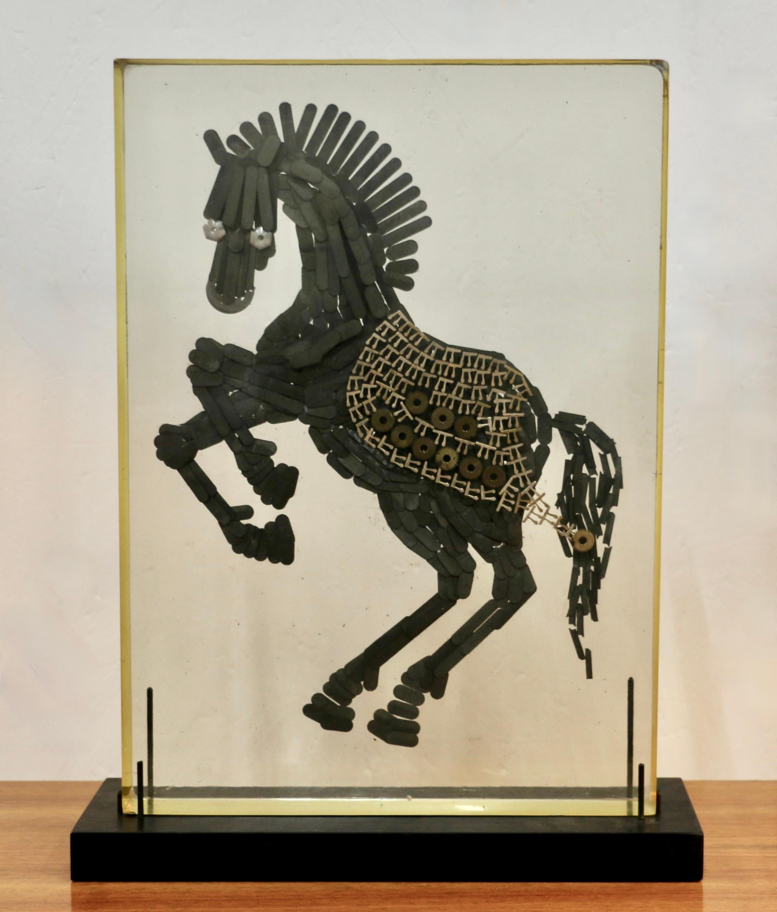 Eine Plexiglas-Skulptur mit einem Pferd in Metallklingen. Italien 70er Jahre.
