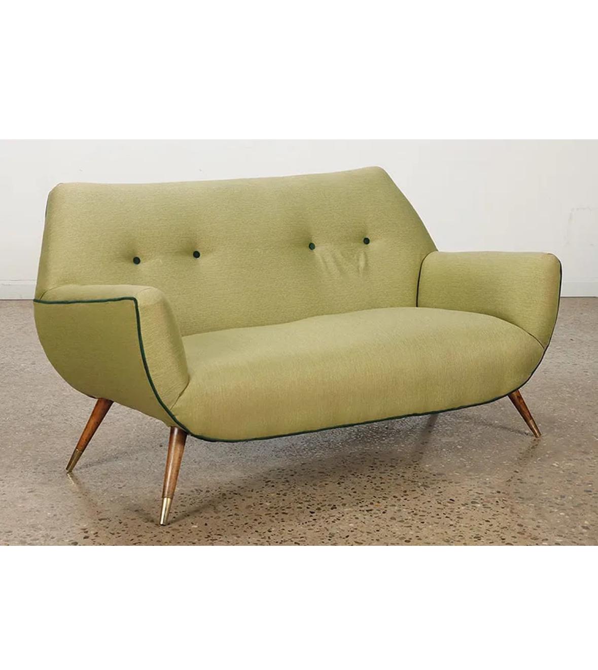 Este cautivador sofá italiano vintage presenta patas metálicas ensanchadas con pies de latón y un respaldo acolchado, que encarna la elegancia del diseño italiano de los años 50. Elegante a la par que cómodo, este encantador sofá añade un toque