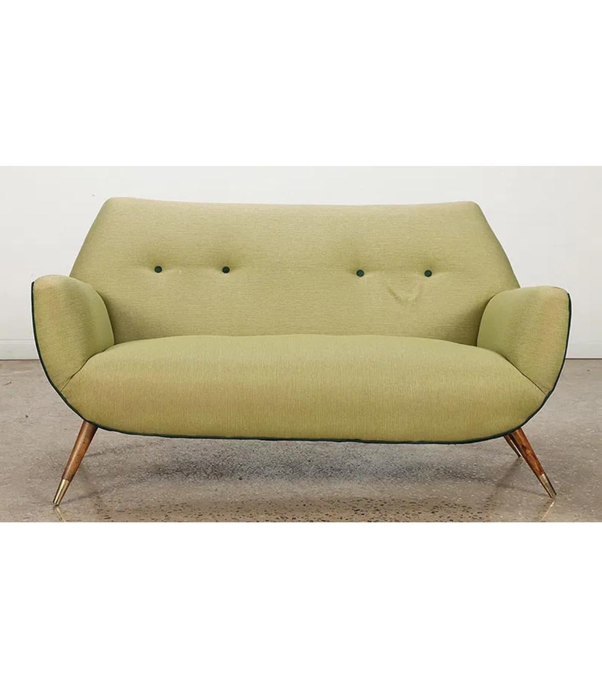 Un love seat italiano restaurado C 1950 Moderno de mediados de siglo en venta