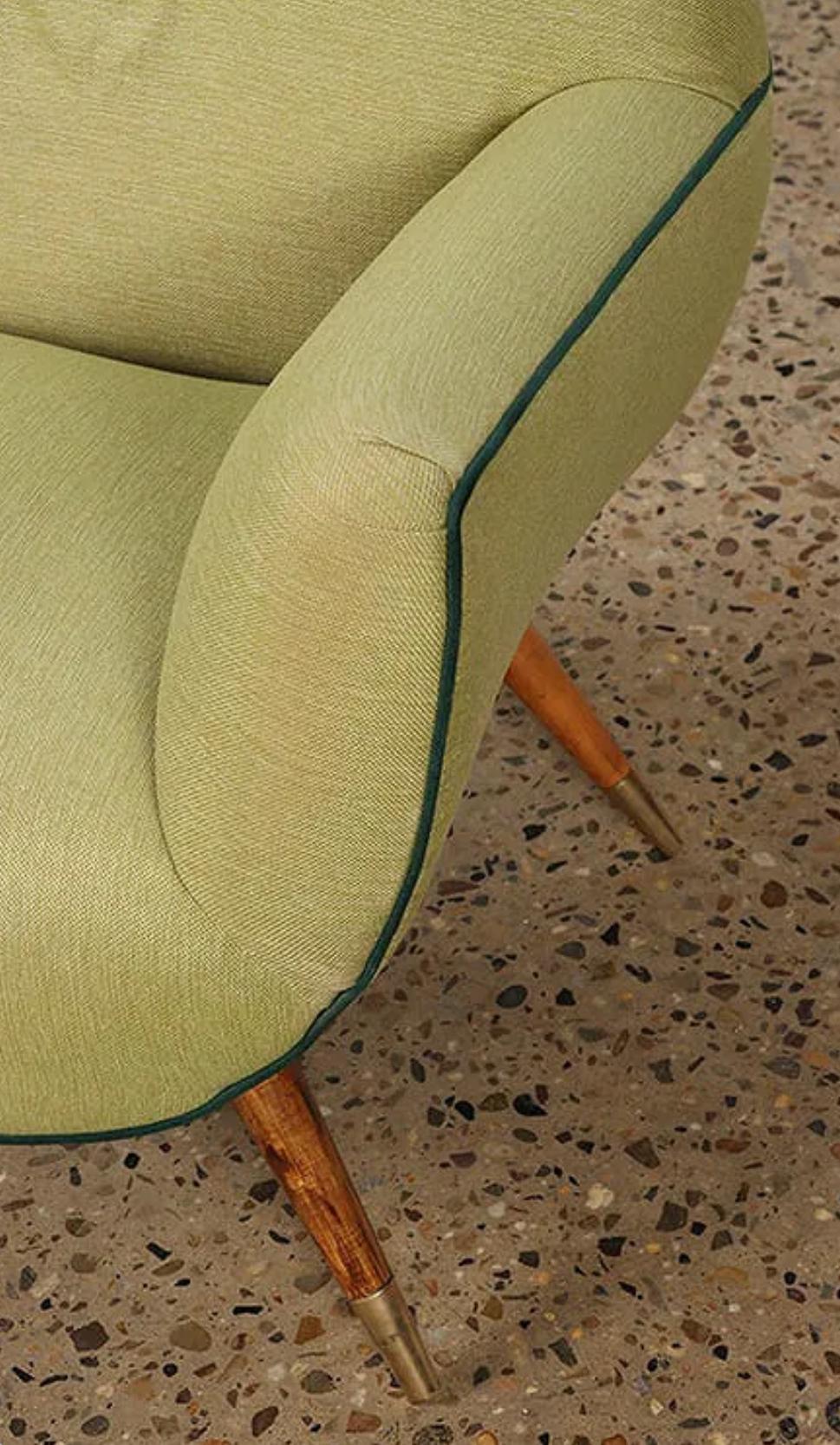 Un love seat italiano restaurado C 1950 Italiano en venta