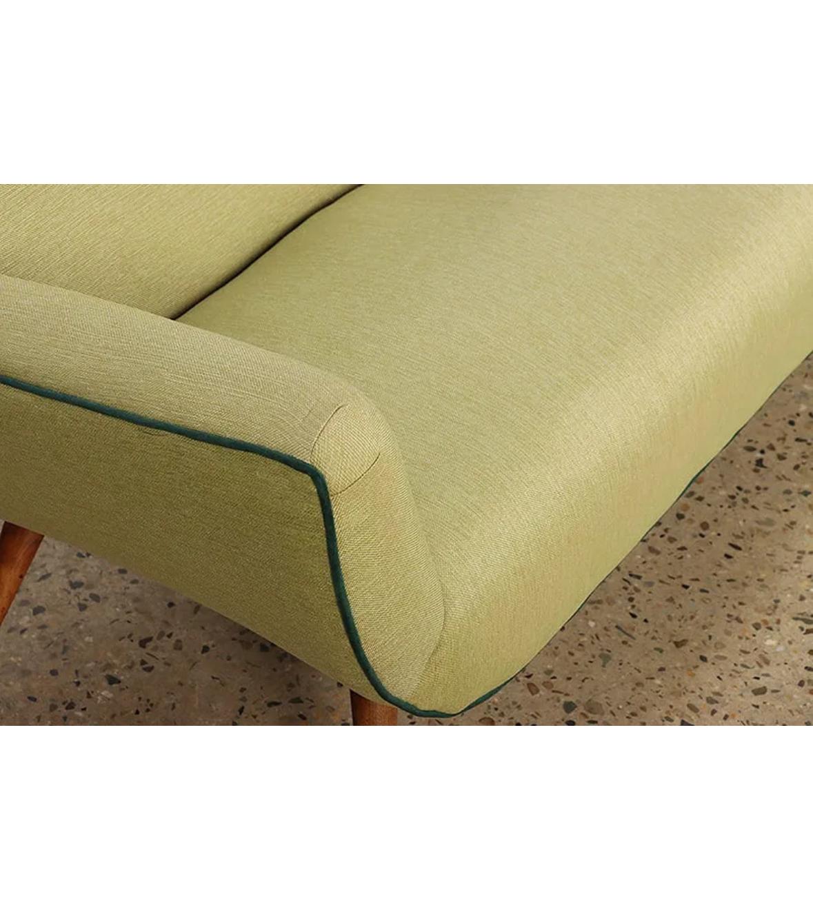 Un love seat italiano restaurado C 1950 siglo XX en venta