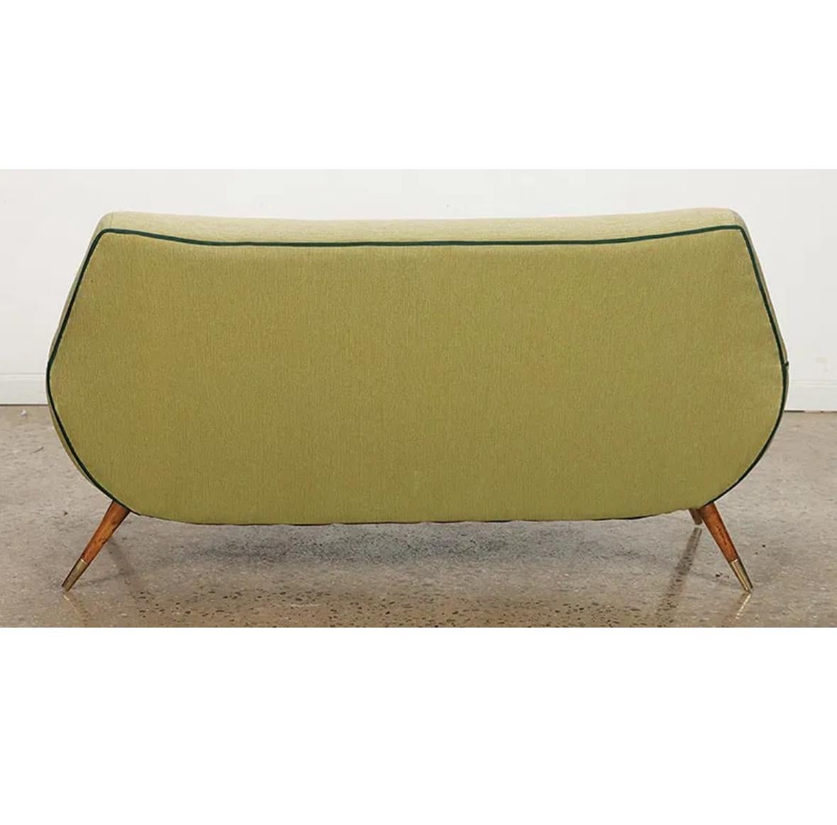 Un love seat italiano restaurado C 1950 Latón en venta