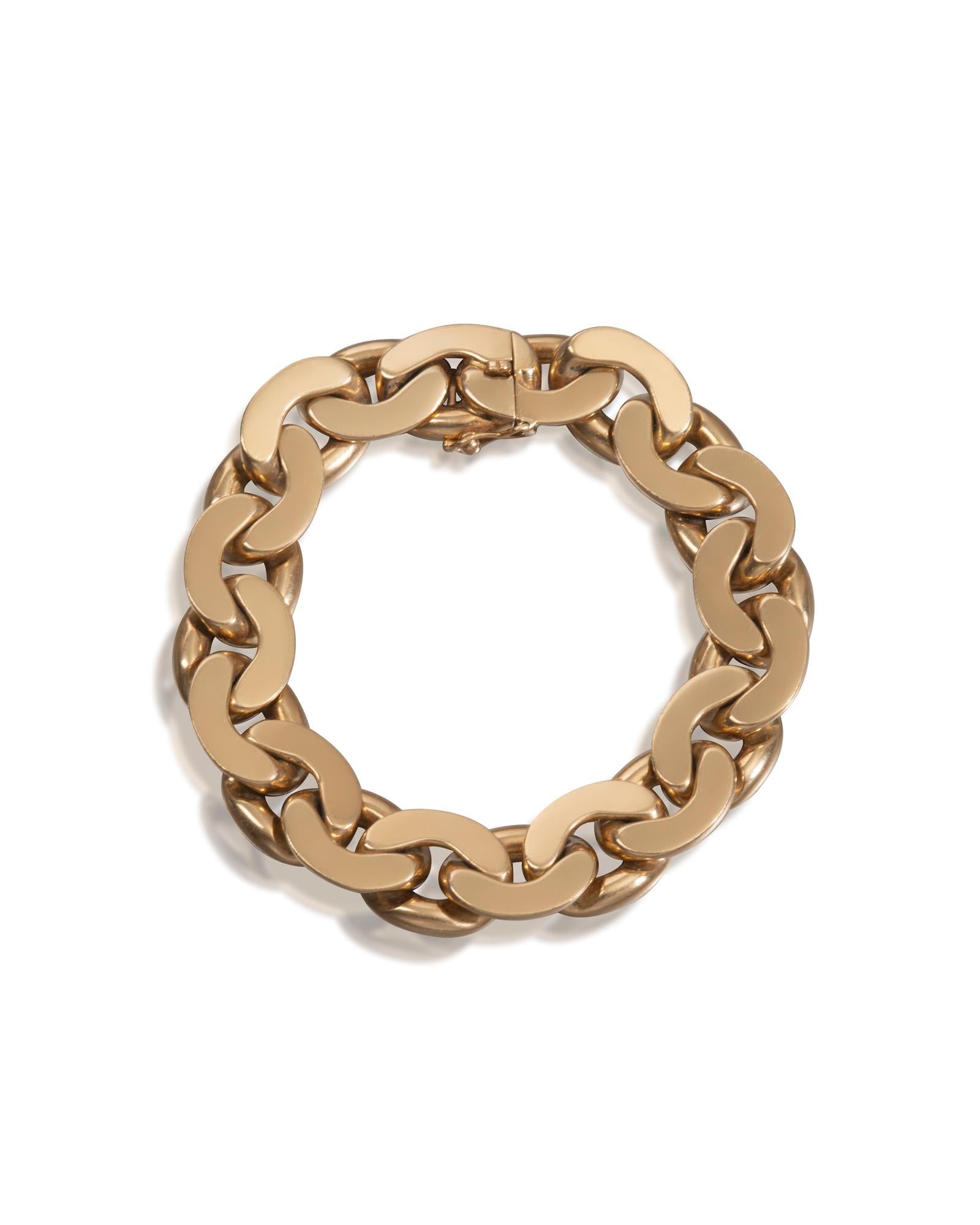 A Retro 18 carat Curb Linked Yellow Gold Bracelet by Boucheron in Original Box
A rare and stylish yellow gold bracelet by Boucheron. The heavy curb linked bracelet is signed and numbered together with makers mark.
The bracelet weighs 130 grams and