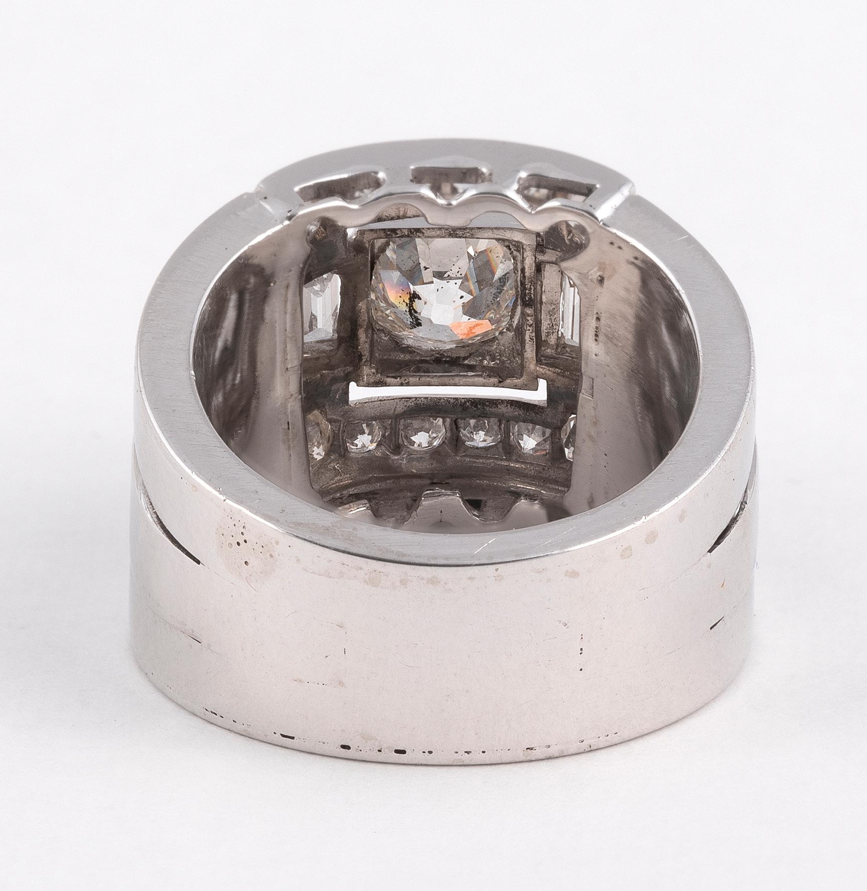 Retro Diamond and Platinum Ring, Circa 1940 In Excellent Condition In Firenze, IT