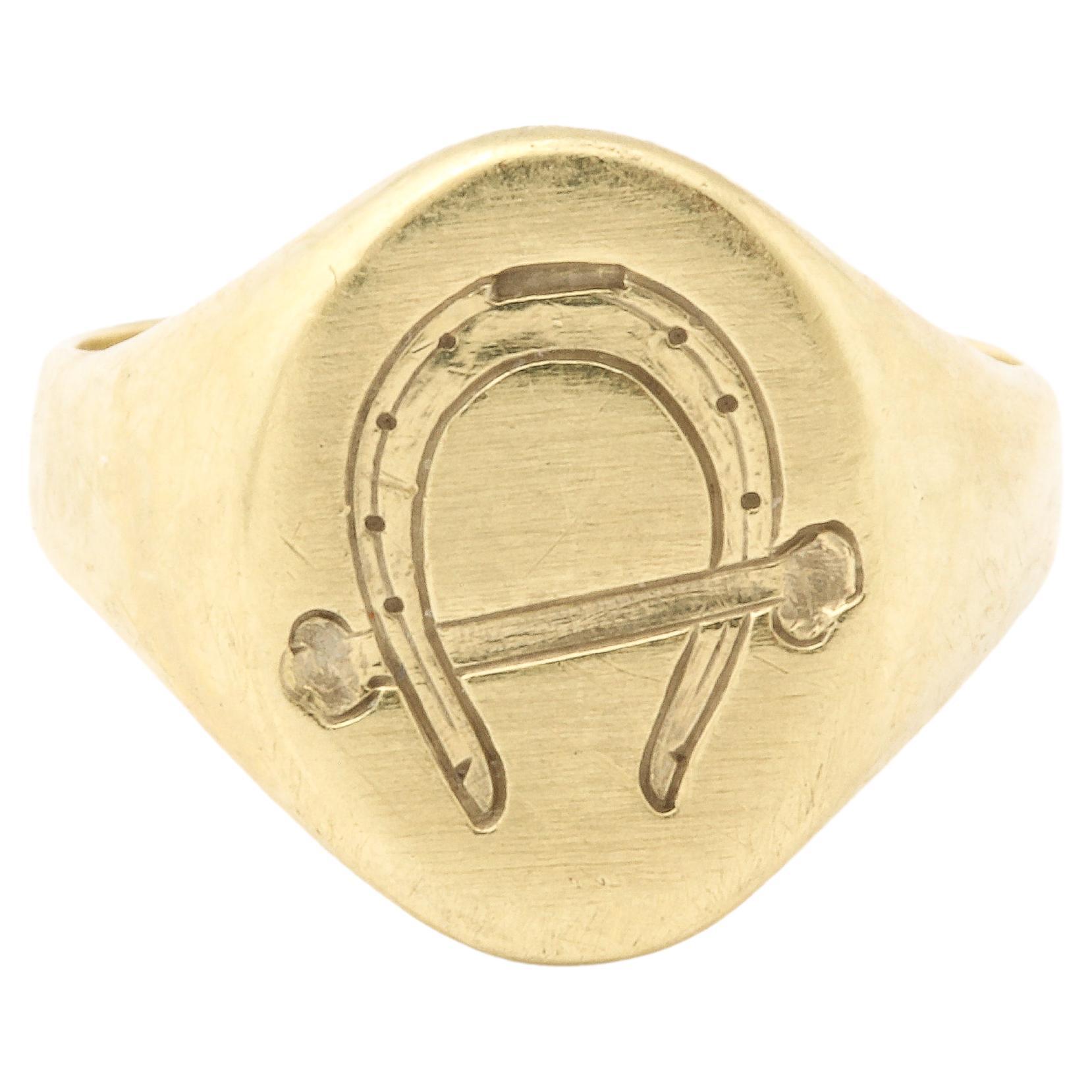 Ein Retro- Reiter- oder Glücks-Siegelring mit Hufeisen und Crop aus 14 Karat Gold