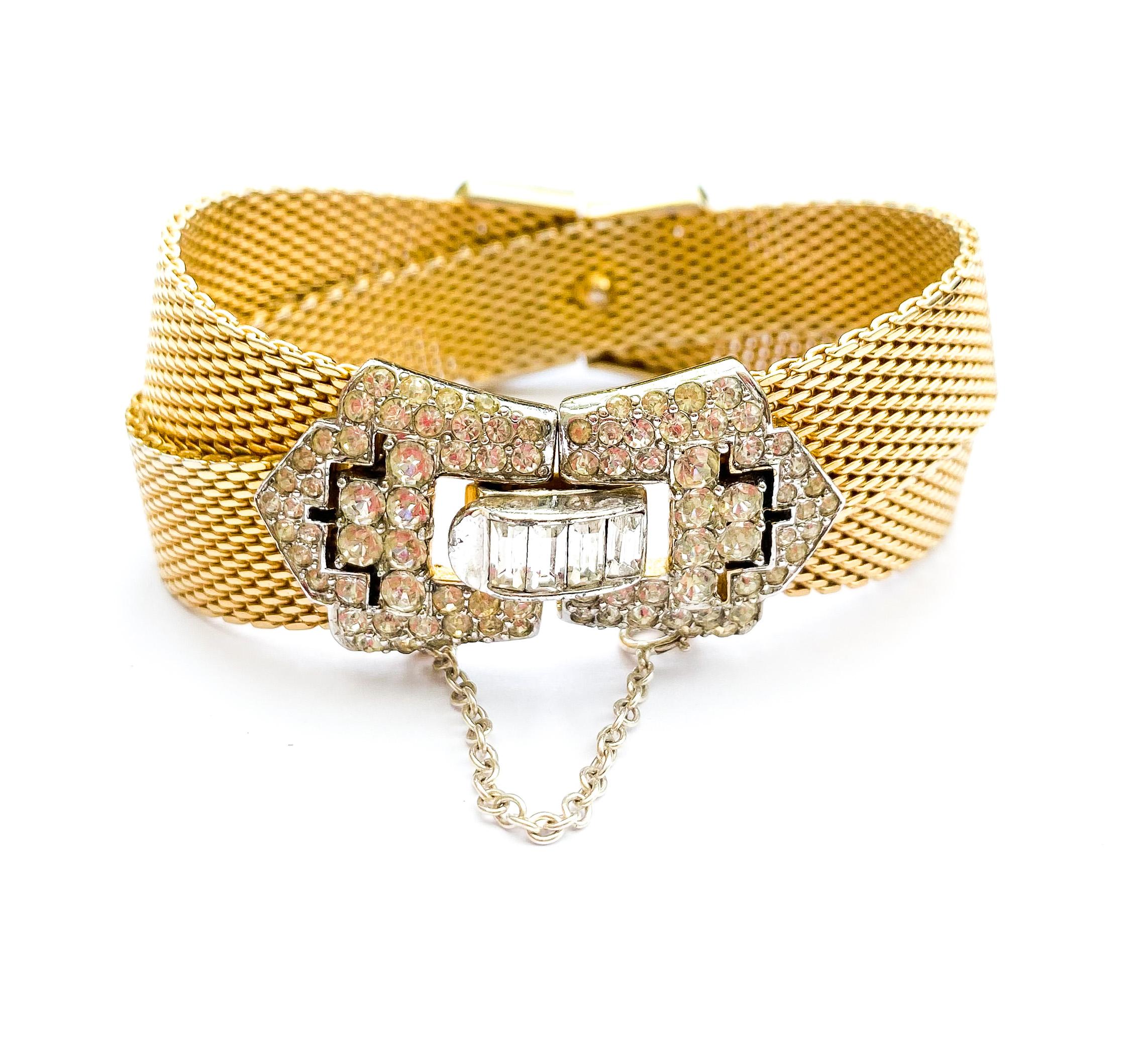 Un bellissimo e sorprendente bracciale in maglia dorata e pasta trasparente del meraviglioso Marcel Boucher. Due bande di maglie strette dorate si sovrappongono e si incontrano al centro e sulla chiusura con un disegno in pasta trasparente in stile