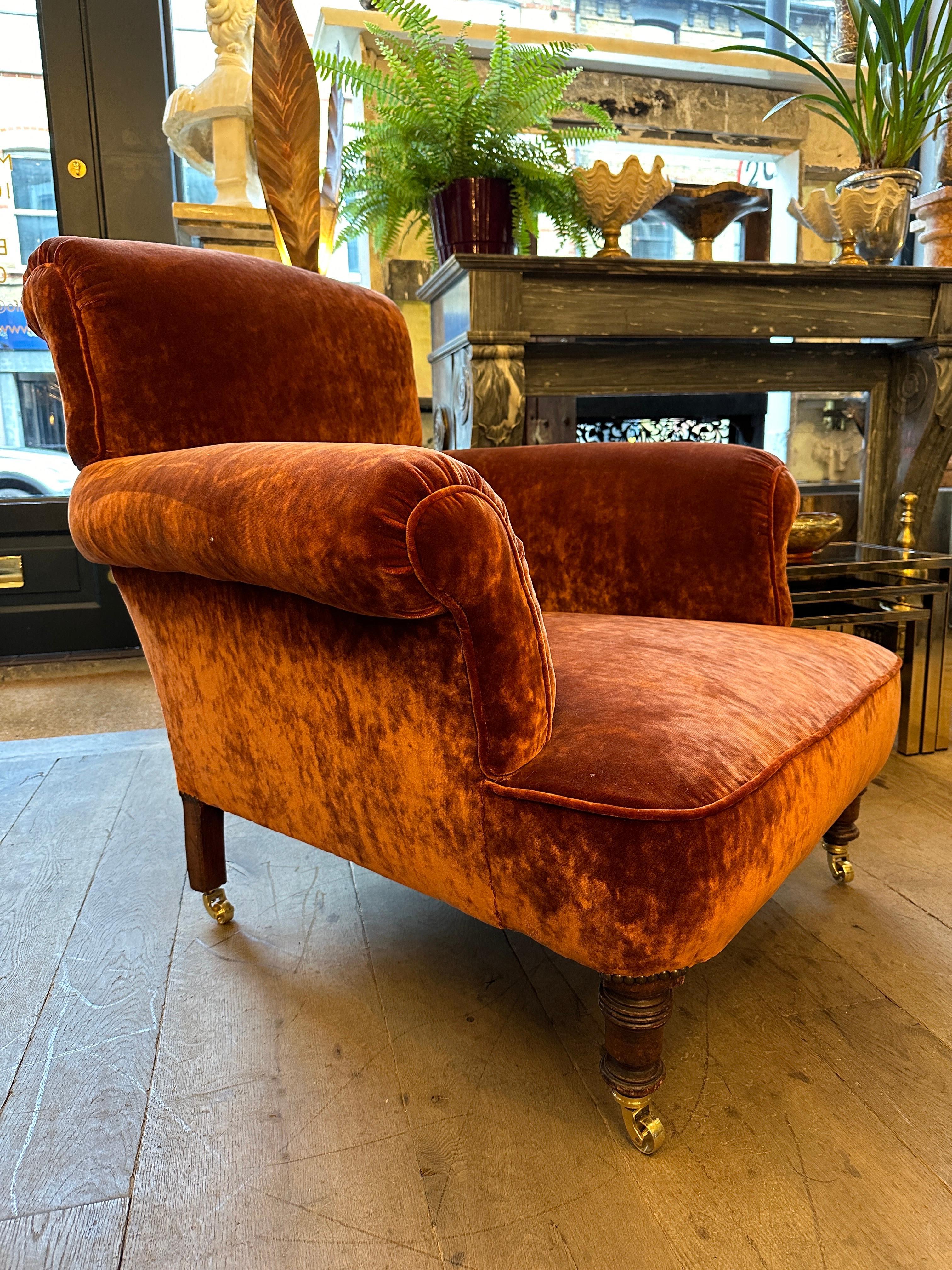 Ein neu gepolsterter antiker viktorianischer Samt-Sessel  (Viktorianisch) im Angebot