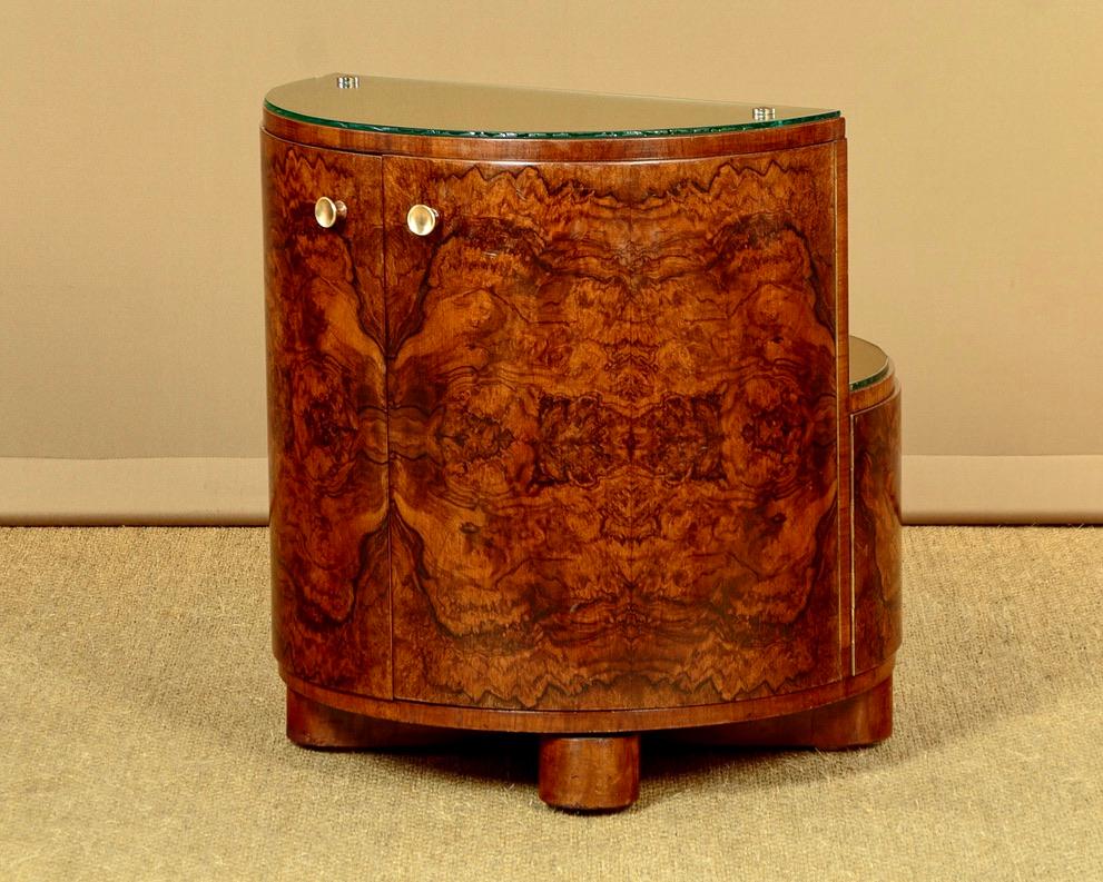 A Revolving Art Deco Drinks or Cocktail Cabinet Bar In Good Condition In London, GB