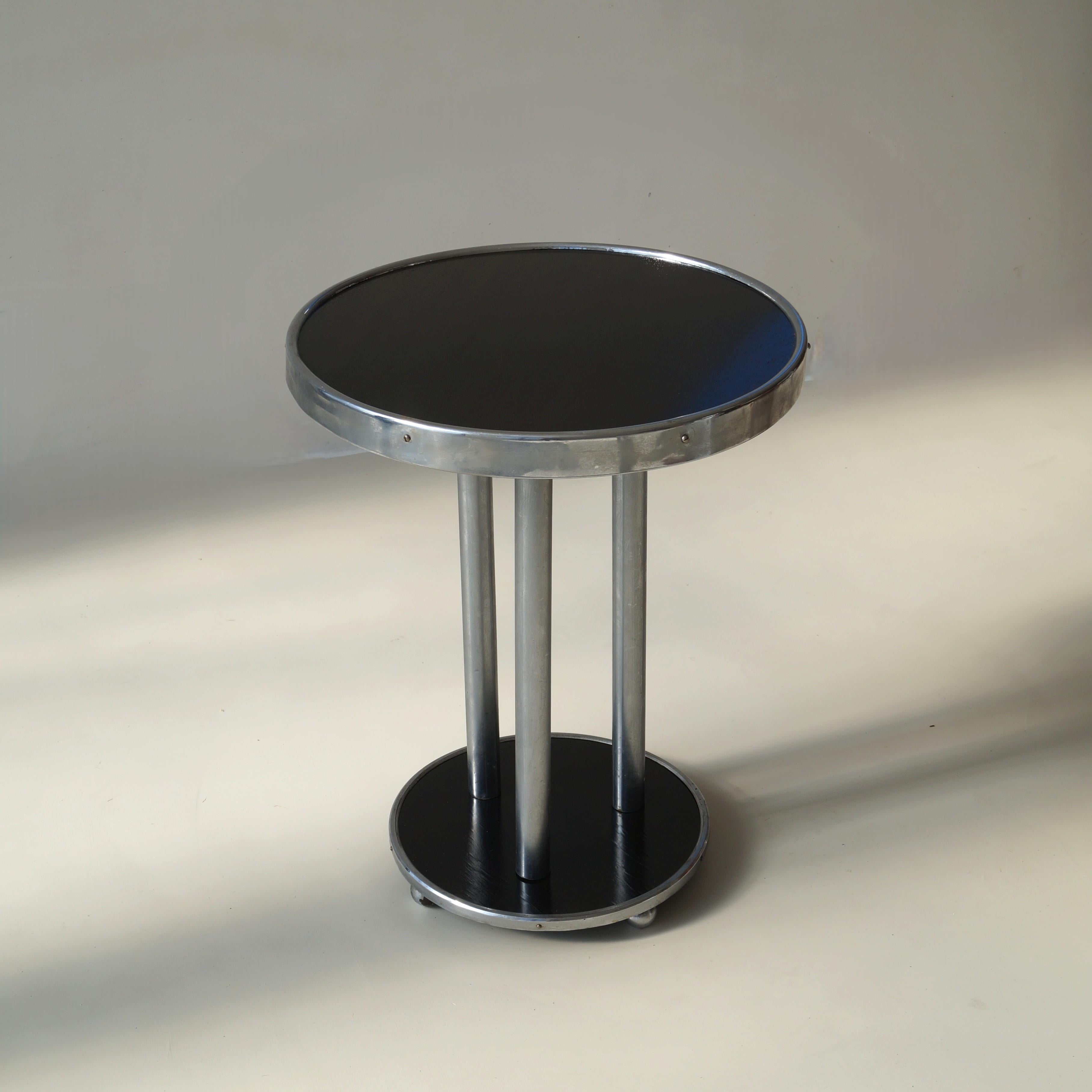 Un tavolo da fumo o da bibita Bauhaus olandese originale degli anni '20-'30 con piano girevole. Molto raro da trovare.  
Il piano del tavolo ruota grazie a piccole sfere di metallo che girano in una fessura rotonda ricavata nel telaio di legno sotto