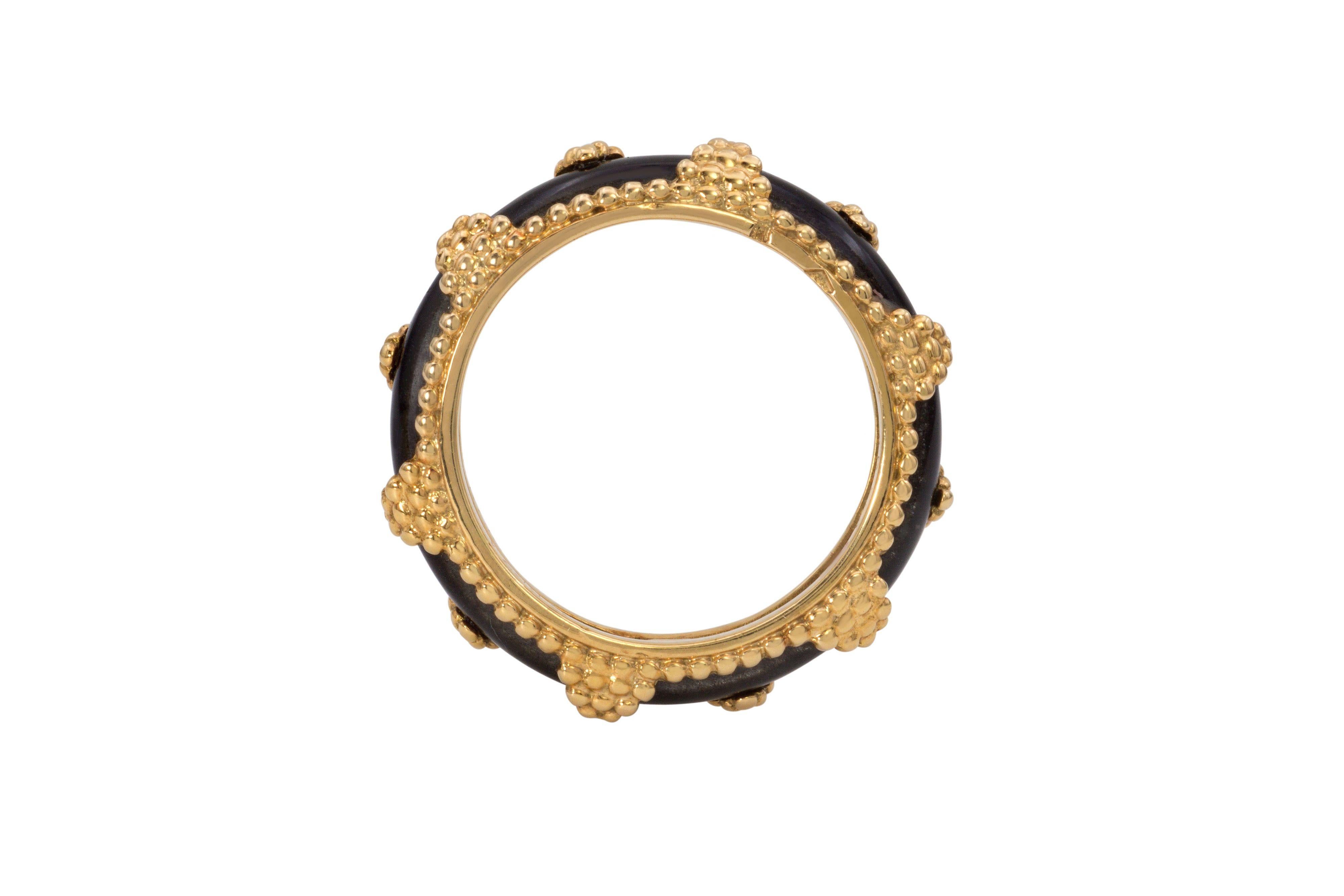 Ring aus Obsidian und granuliertem 18-karätigem Gold, von Reza, Frankreich. Der Ring ist signiert mit A. REZA OR 750 und gestempelt mit Herstellerzeichen und französischen Prüfzeichen.  Größe 8. Nicht sehr groß.

Hergestellt von der französischen