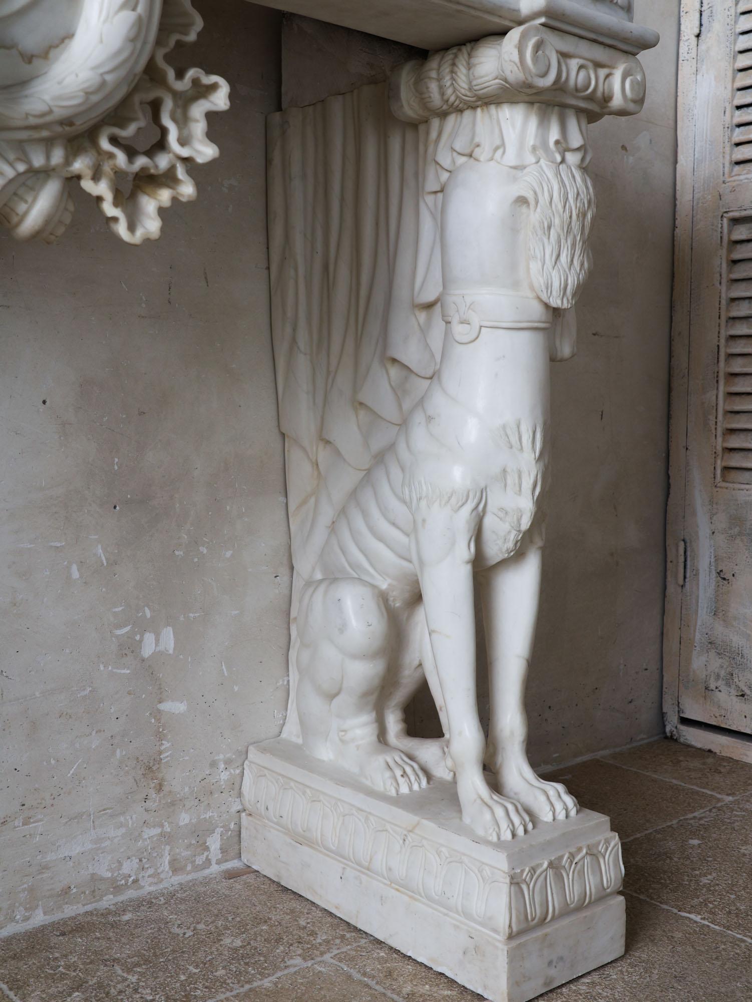 Ein reichhaltiges und verschnörkeltes Monumentales Kaminsims im italienischen Renaissance-Revival-Stil (Carrara-Marmor) im Angebot