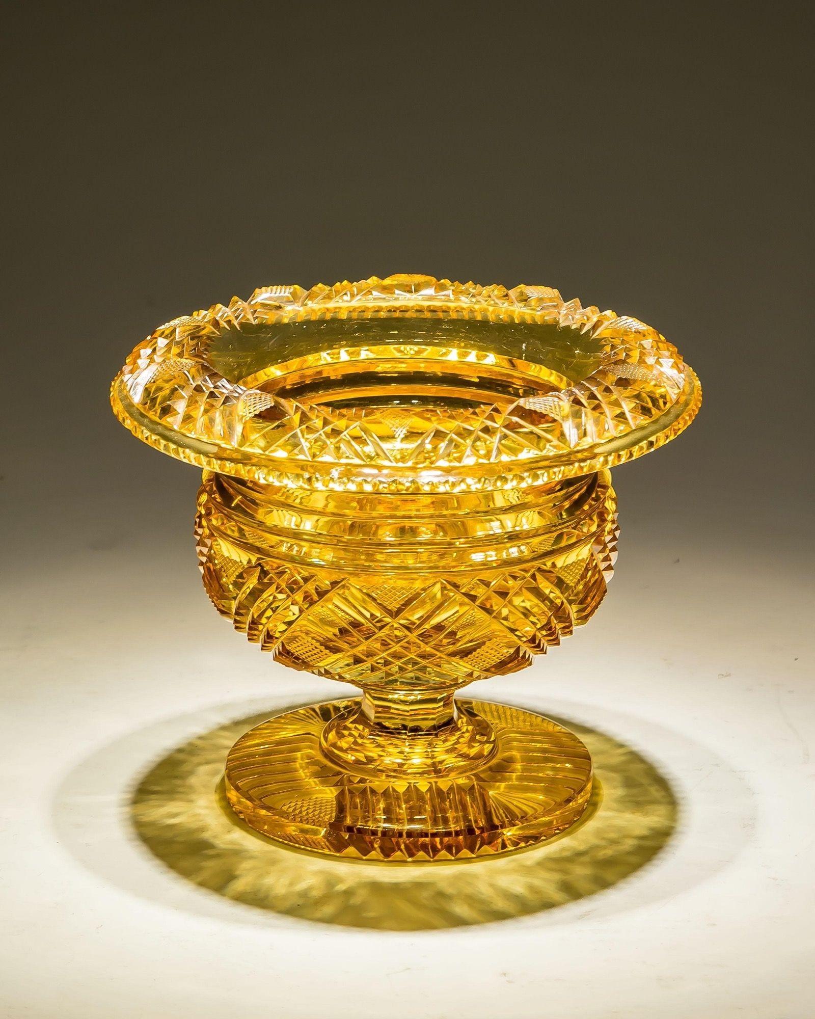 Richly Cut Amber Bowl In Good Condition For Sale In Steyning, West sussex