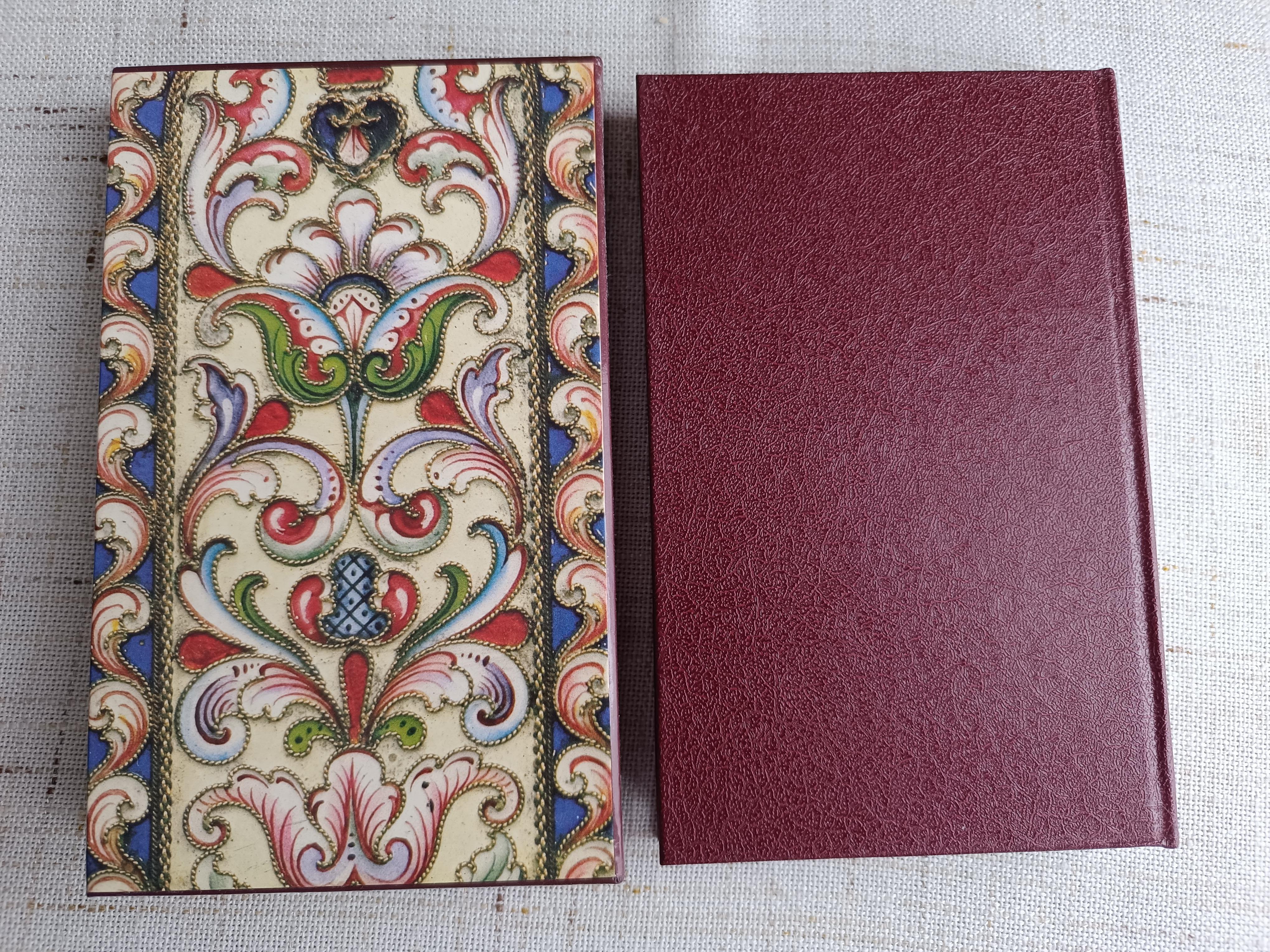 A Richly Illustrated Survey of Russian Applied Arts from the 13th to Early 20th in vendita 2