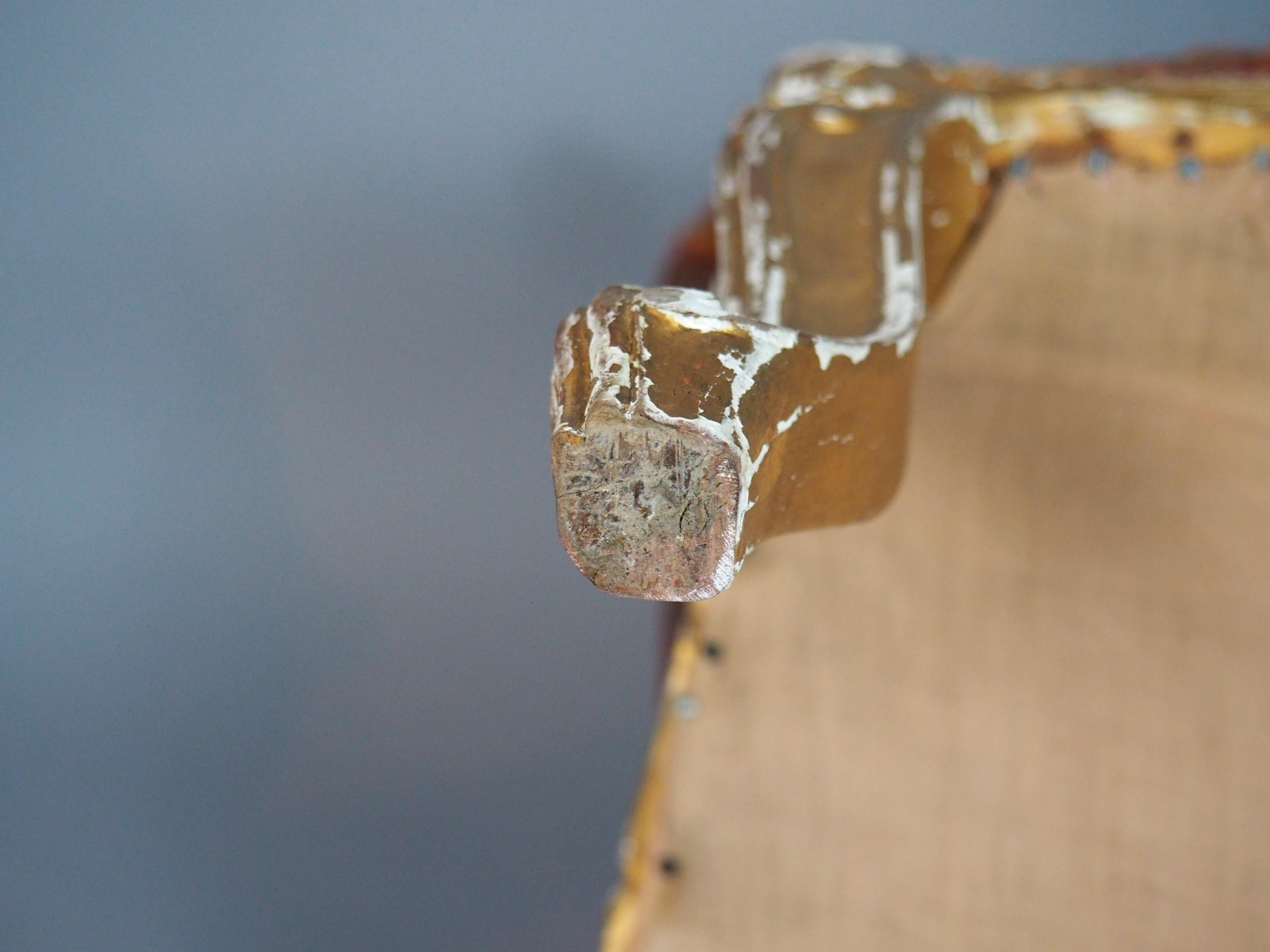 Weitere Informationen folgen in Kürze...

Ein schönes französisches Bankett im Stil von Louis XV.  Das um 1850 datierte Vergoldungsholz weist einige wunderbare Schnitzereien auf, die den geschwungenen Rahmen verschönern.  Mit einem Seidenbezug mit