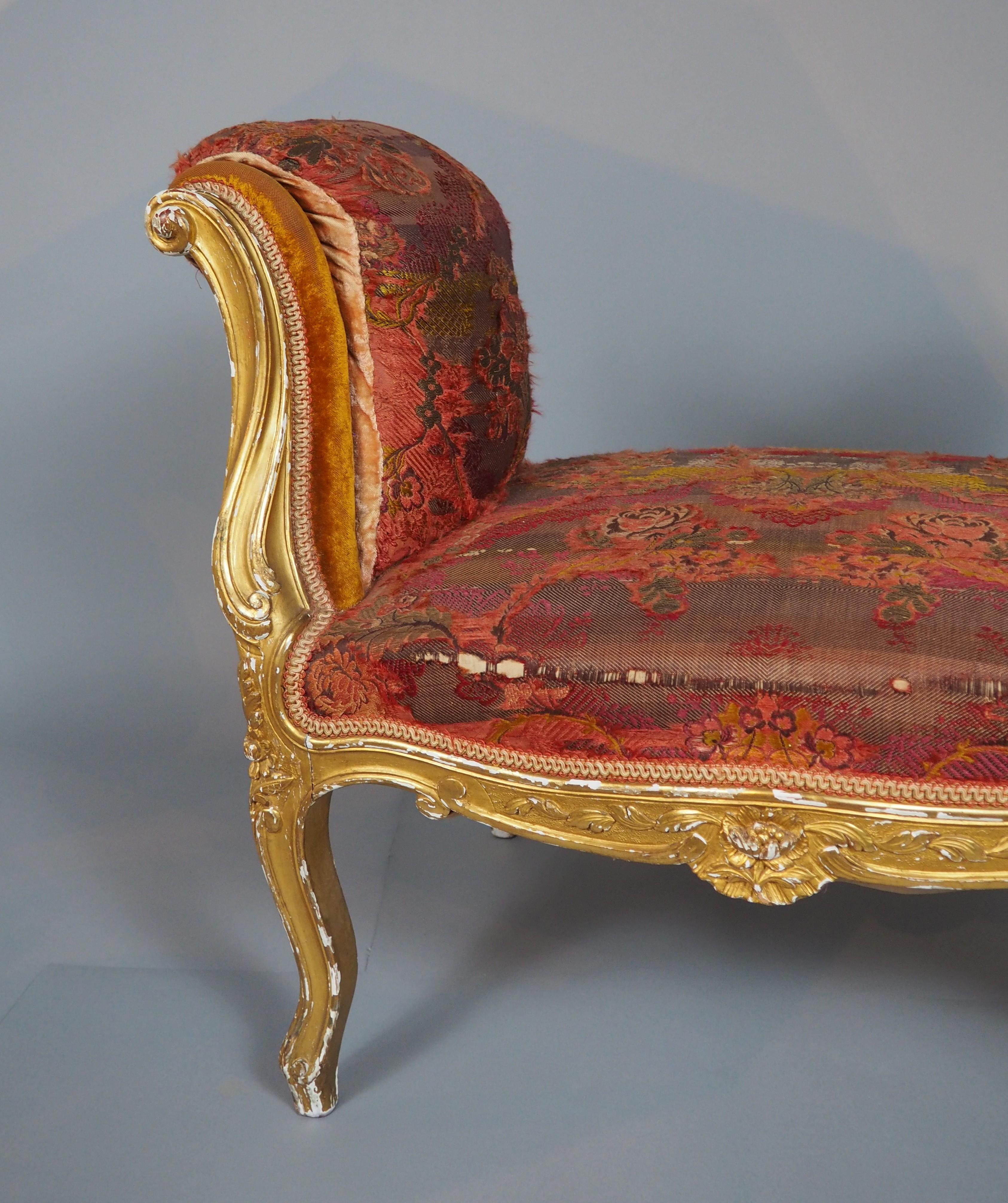 Eine reich geschnitzte CIRCA 1850 Französisch Louis XV Stil Giltwood Banquette (Handgeschnitzt) im Angebot