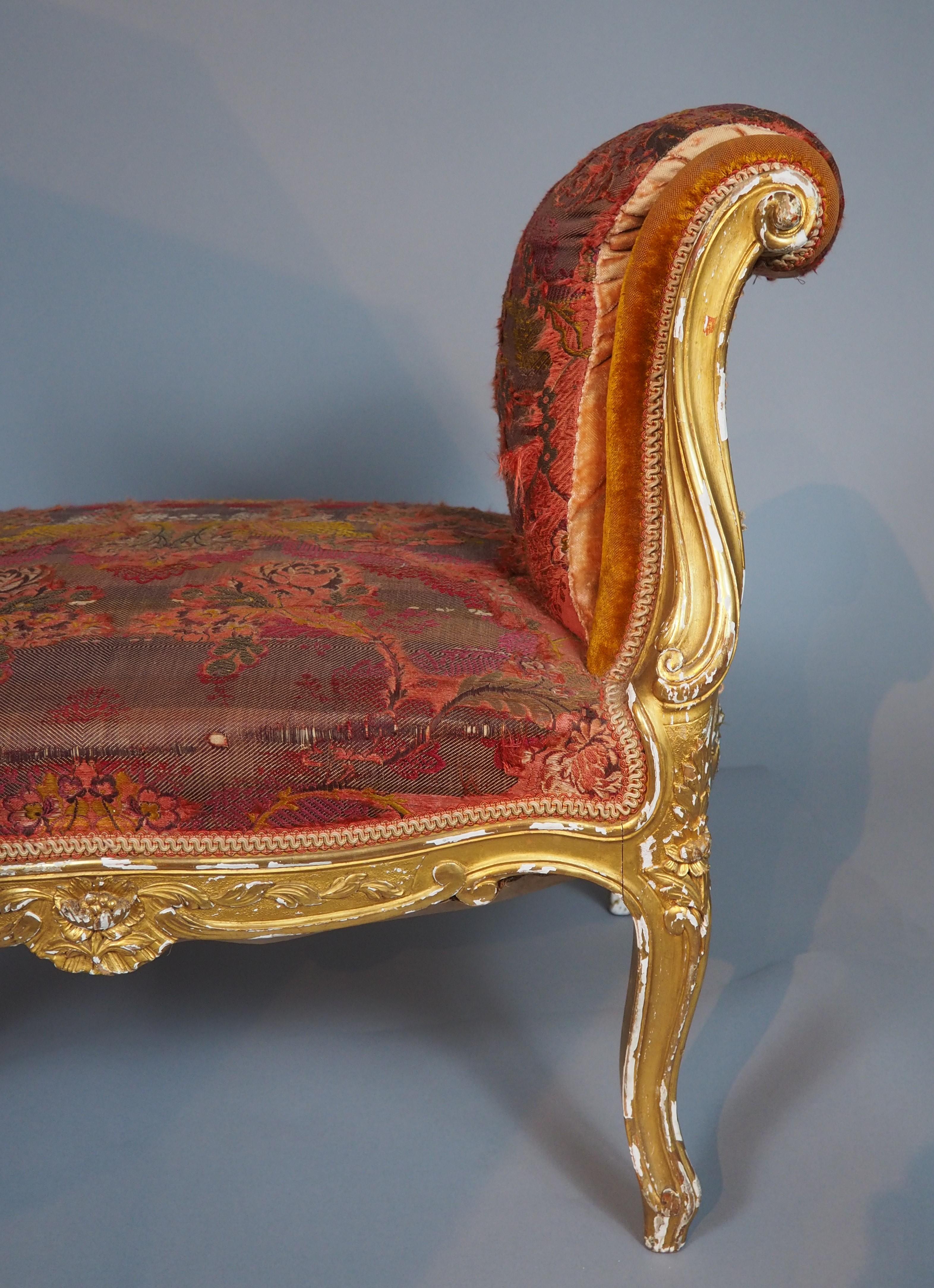 Eine reich geschnitzte CIRCA 1850 Französisch Louis XV Stil Giltwood Banquette im Zustand „Gut“ im Angebot in Dallas, TX