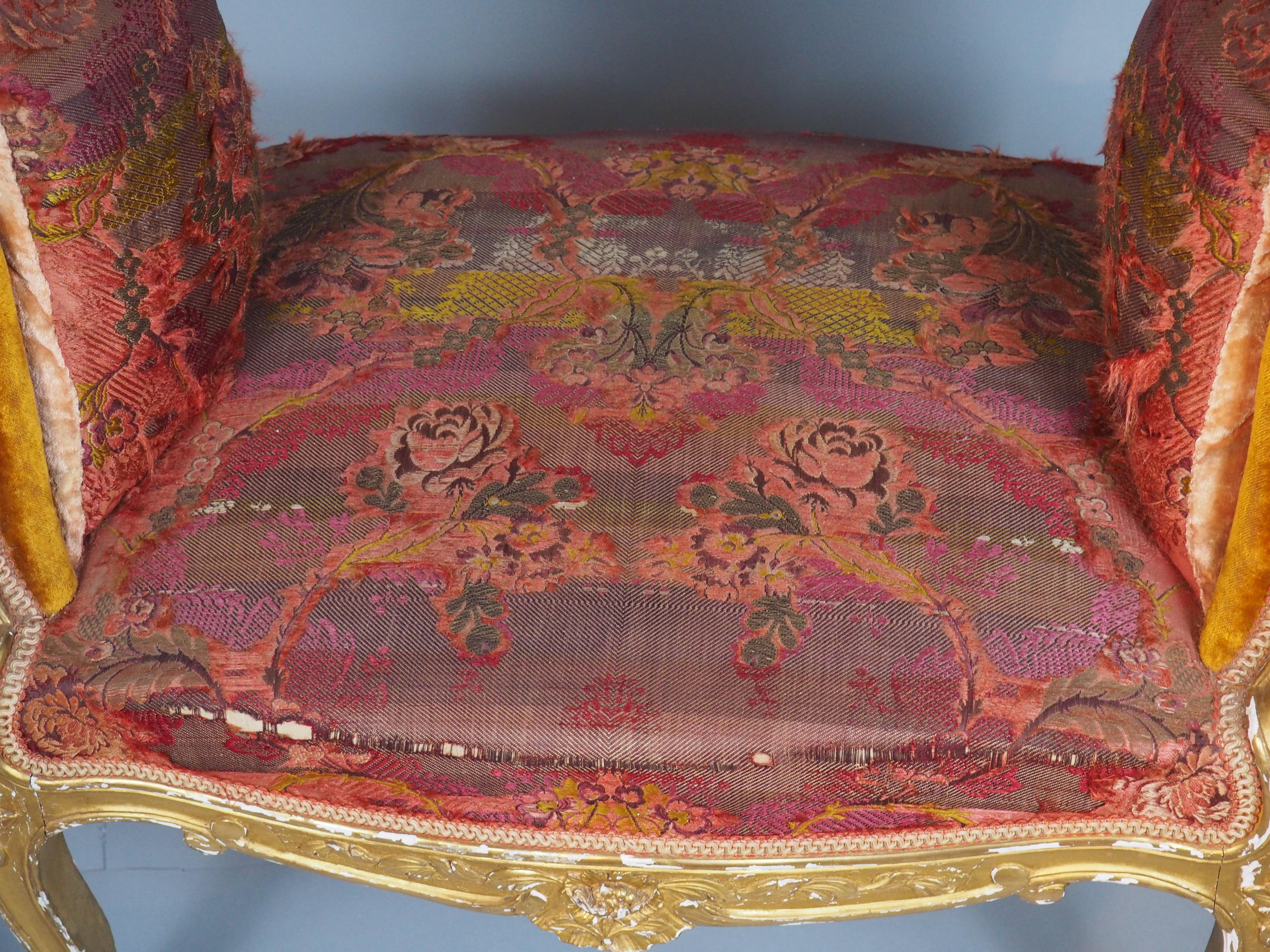 Eine reich geschnitzte CIRCA 1850 Französisch Louis XV Stil Giltwood Banquette (Textil) im Angebot