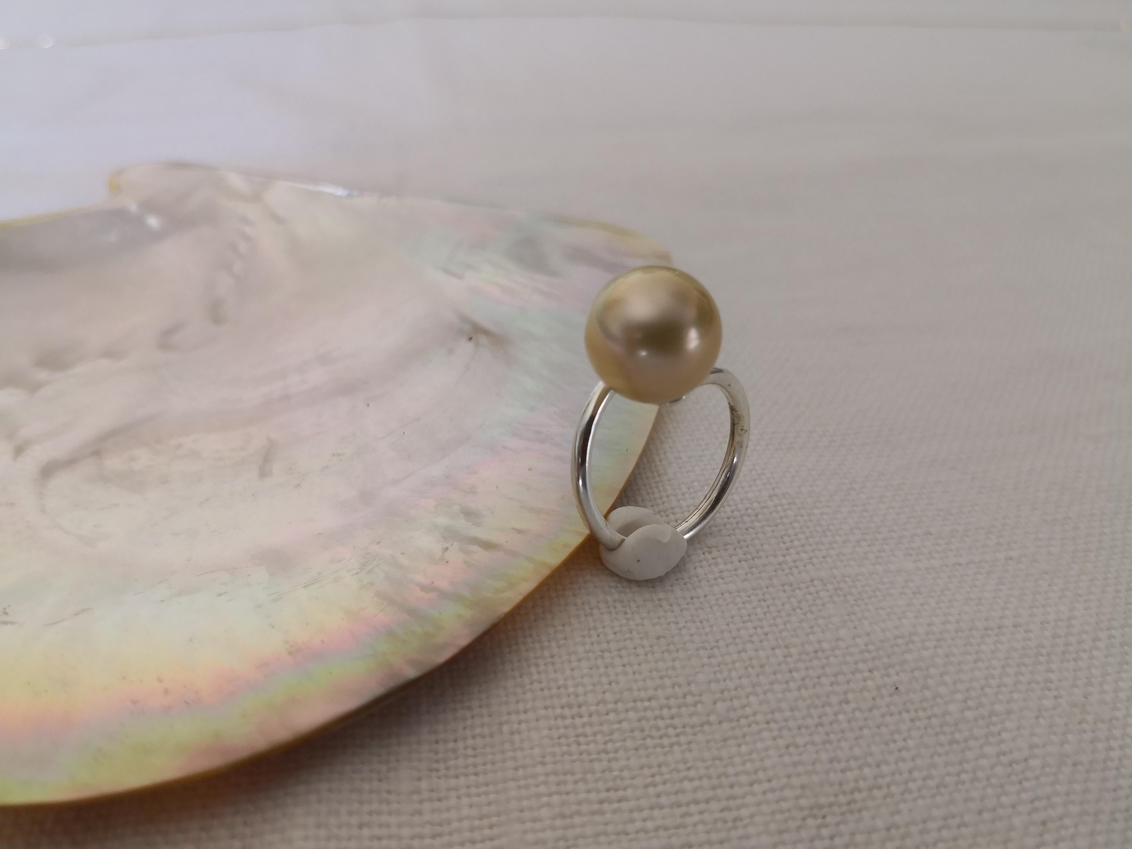 A Ring of a beautiful Golden Color South Sea Pearl and manufactured in Silver 925 mls.

- Size of Pearl 11.80 mm

- Shape: Round

- Origin of Pearl: Pinctada Maxima Oyster

- Area: Indonesia Ocean Waters

- Color: Pearl of Deep Golden Natural