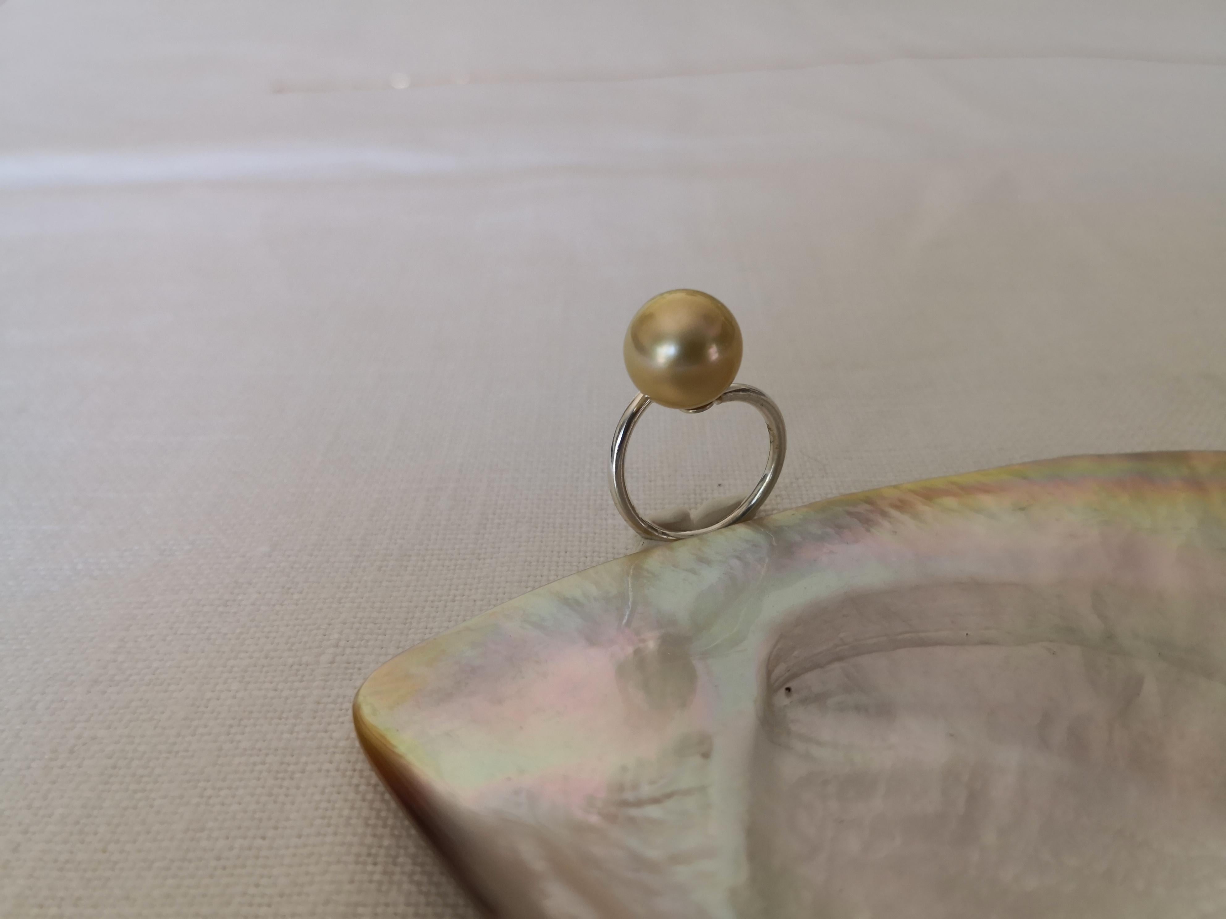 Contemporary Ring of a Beautiful Golden Color South Sea Pearl AAA For Sale