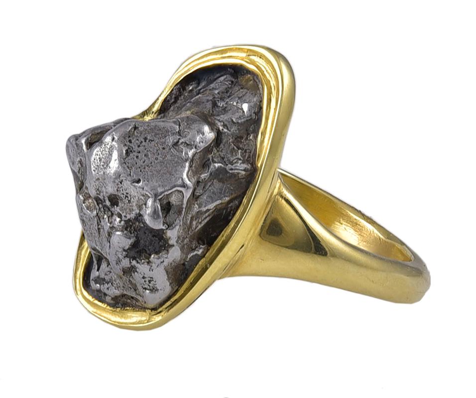 Ring Stone Not from Mother Earth in an 18 Karat Gold Mount In Good Condition For Sale In London, GB