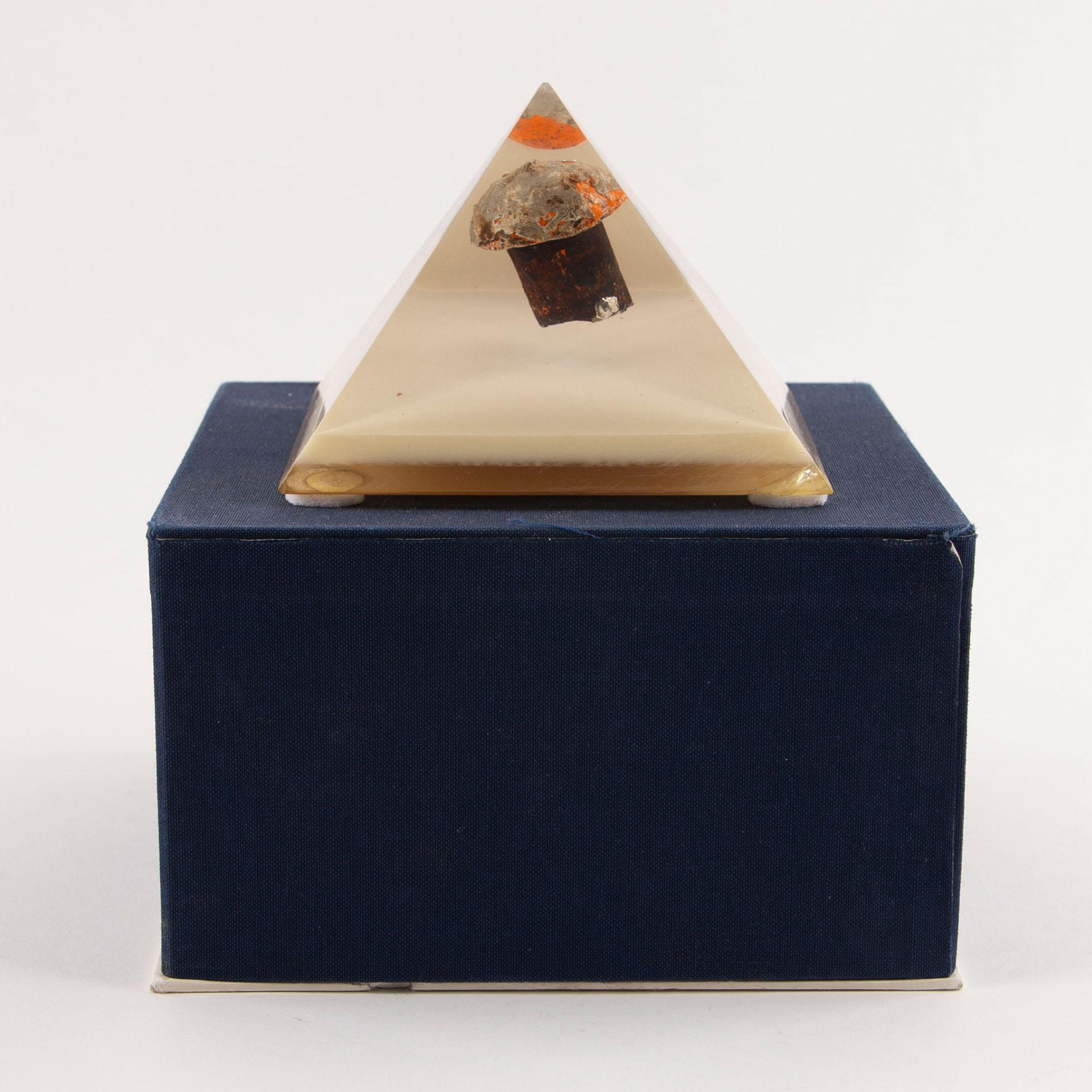 Rivetto originale della Torre Eiffel, Exposition Universelle de Paris 1889 - N. 152, incapsulato in una piramide da esposizione in lucite
Uno storico rivetto in acciaio battuto - uno dei 2.500.000 elementi di fissaggio fatti arroventare per unire i
