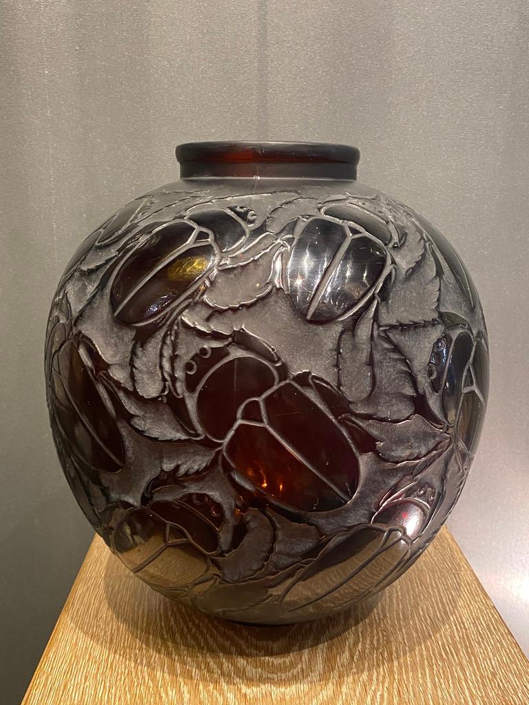 A R.Lalique Amber Glass Scarabs Vase In Excellent Condition In SAINT-OUEN-SUR-SEINE, FR