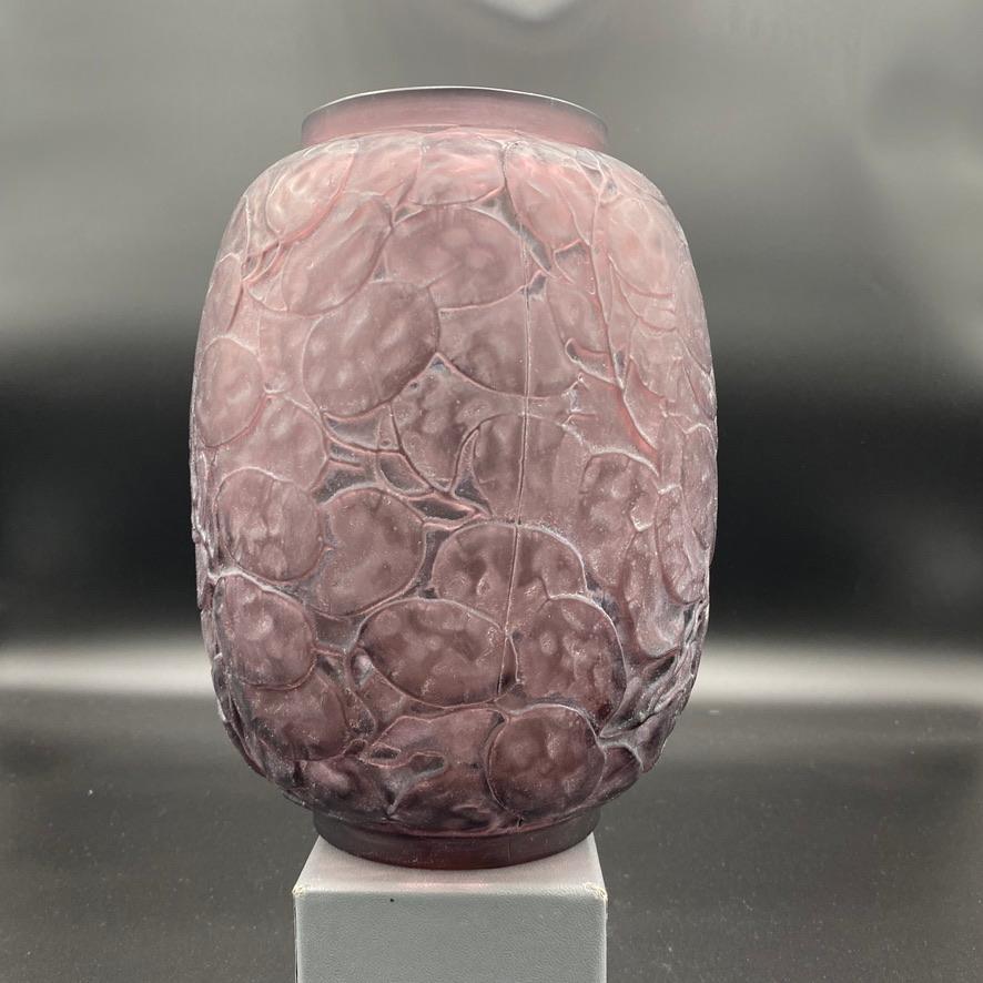 A R.LAlique Amythist Glass Monnaie Du Pape Vase  In Excellent Condition For Sale In SAINT-OUEN-SUR-SEINE, FR