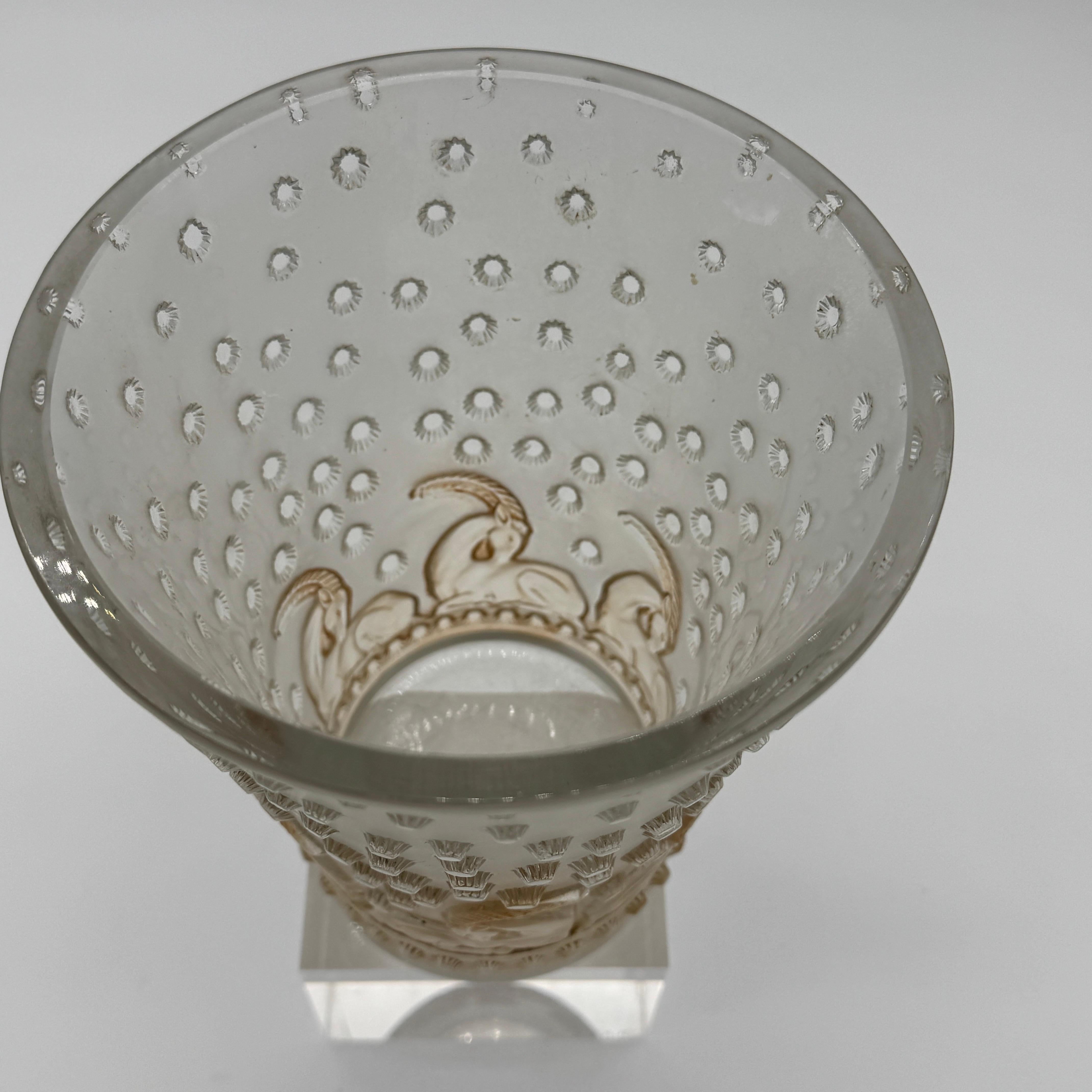 Le vase Ajaccio a été créé en verre blanc par R.Lalique en 1938.

Il s'agit d'un motif art déco fort représentant une rangée d'antilopes en verre patiné sienne sous un ciel étoilé.

Le vase est en excellent état et porte la signature de R.Lalique en
