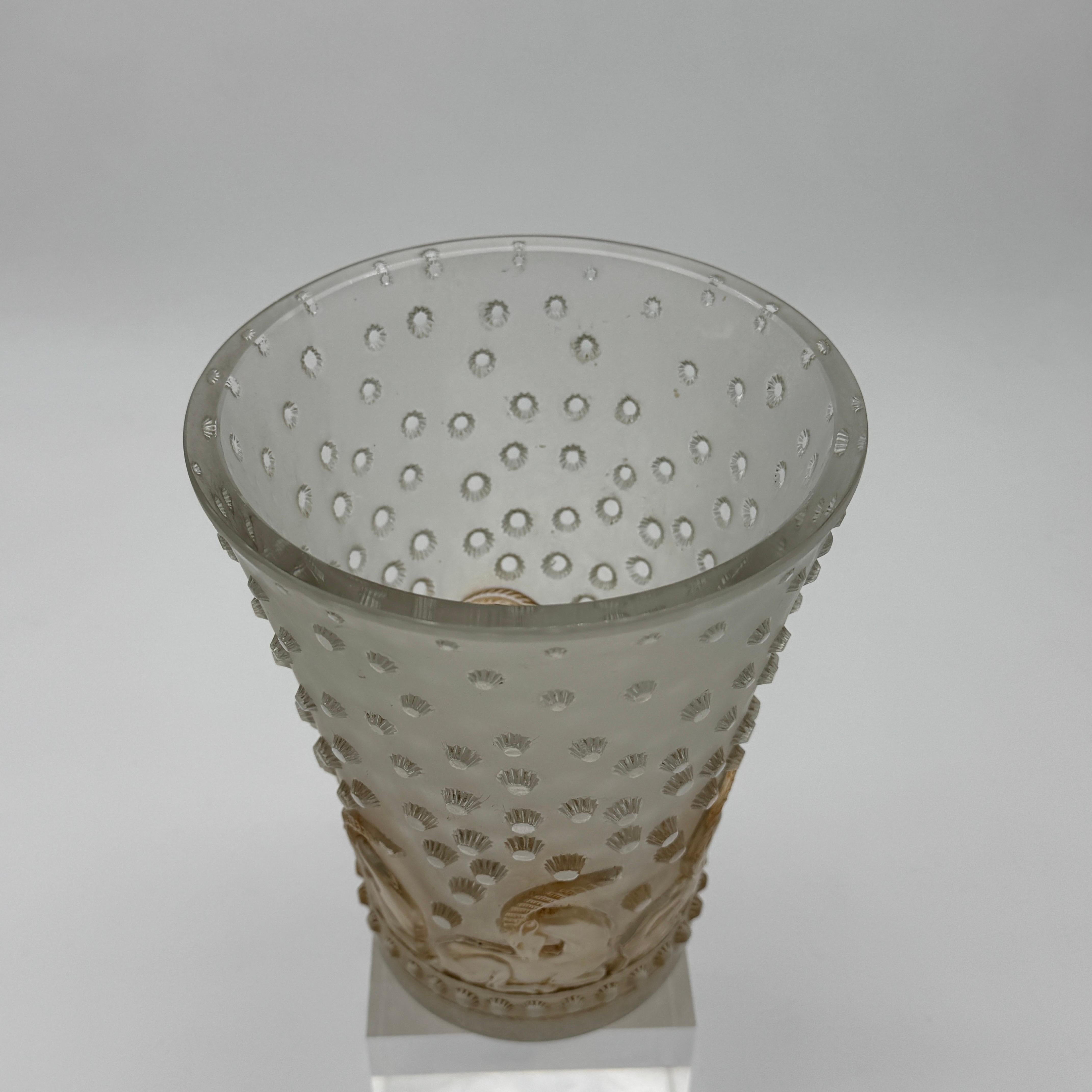 Français Vase en verre R.Lalique Art Déco Ajaccio en vente