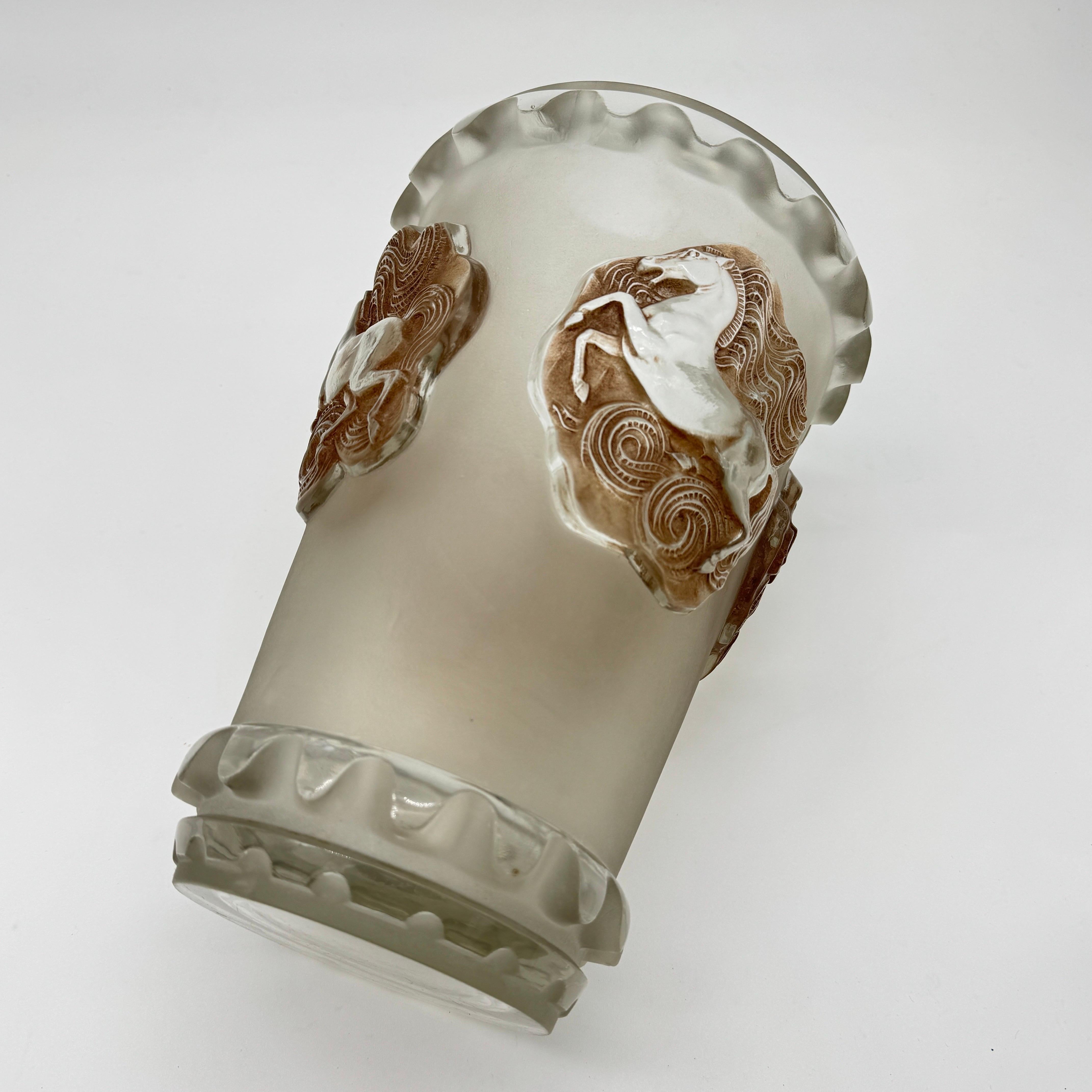 Un jarrón de vidrio R.Lalique Art Déco Camargue. en venta 2