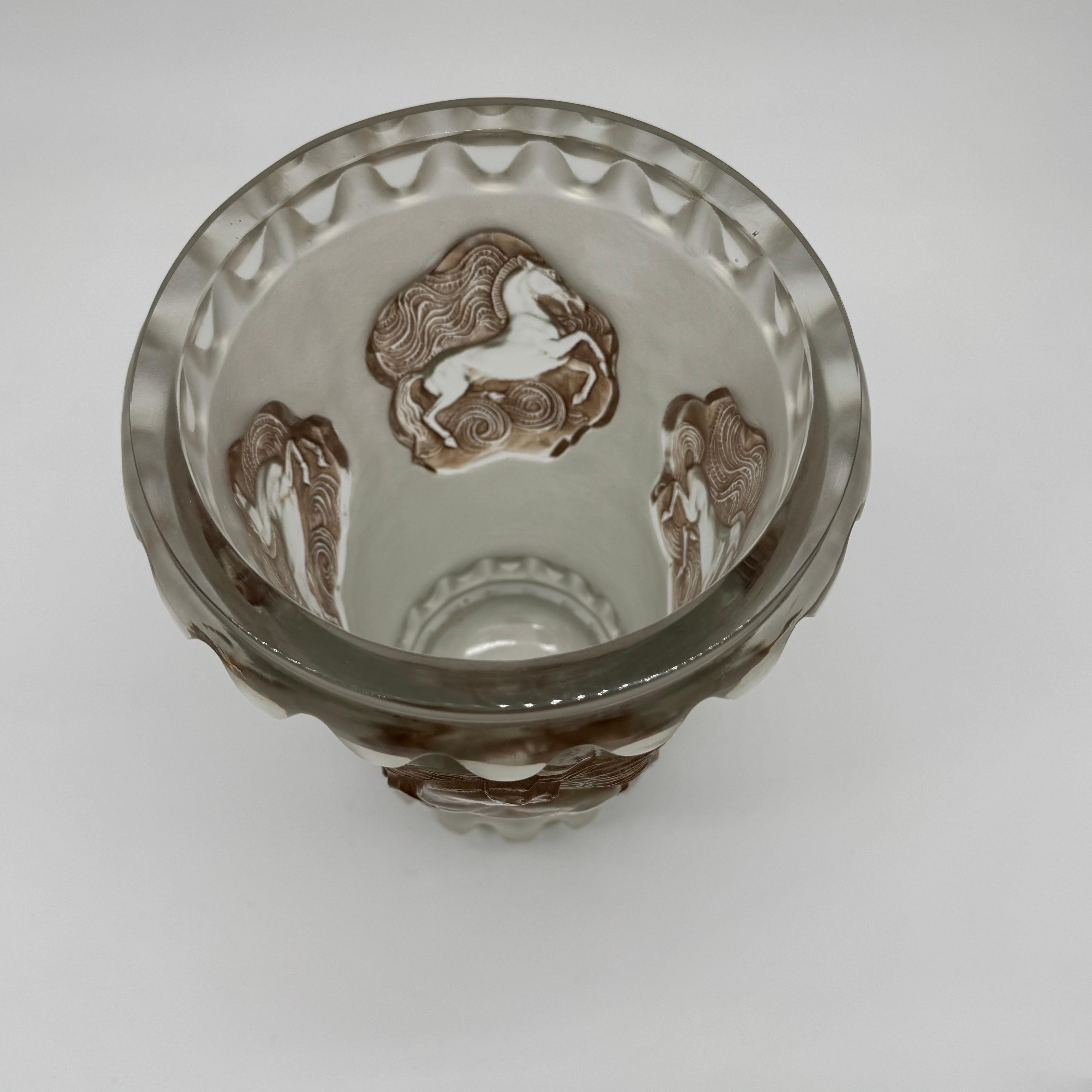 Un jarrón de vidrio R.Lalique Art Déco Camargue. en venta 3