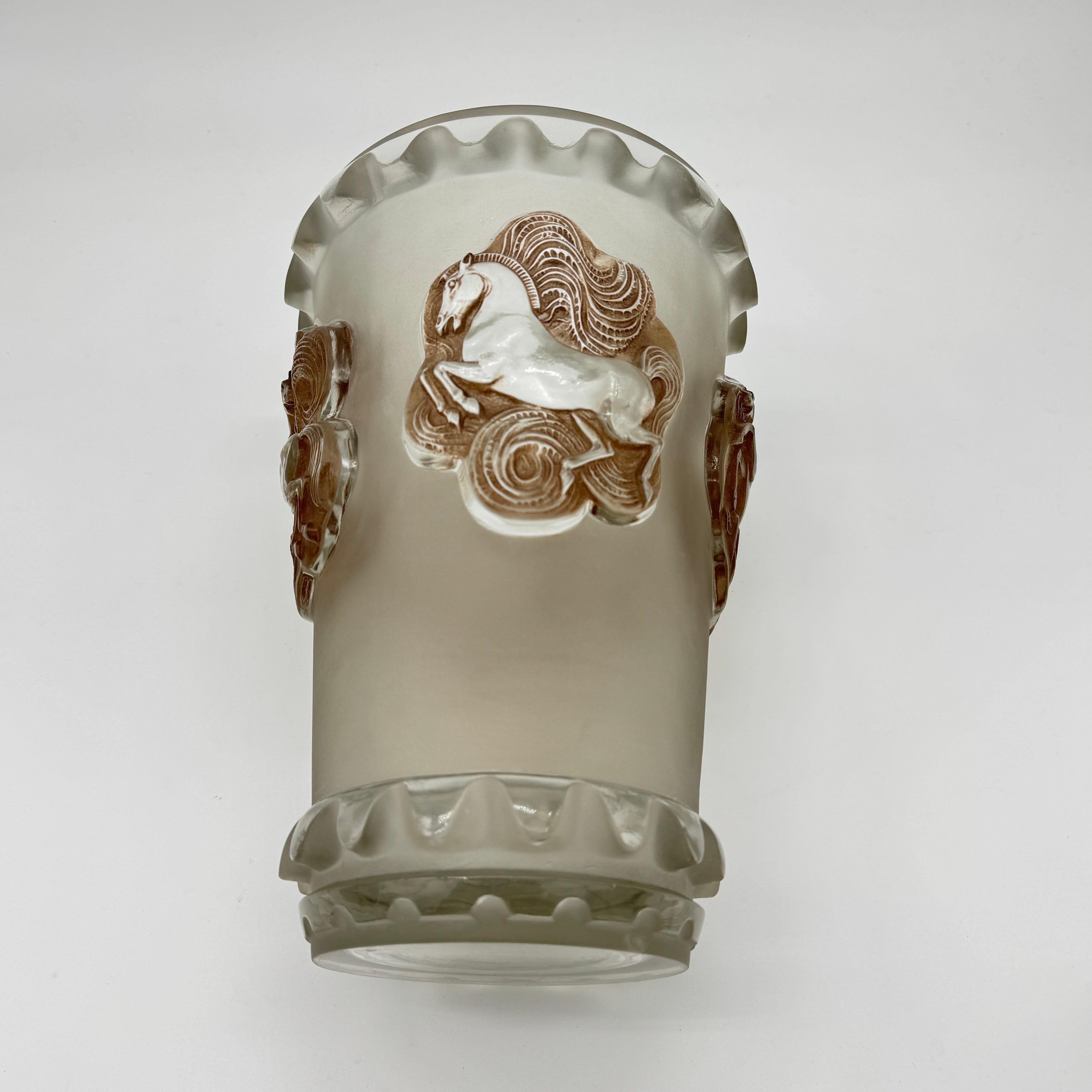 Un jarrón de vidrio R.Lalique Art Déco Camargue. en venta 4