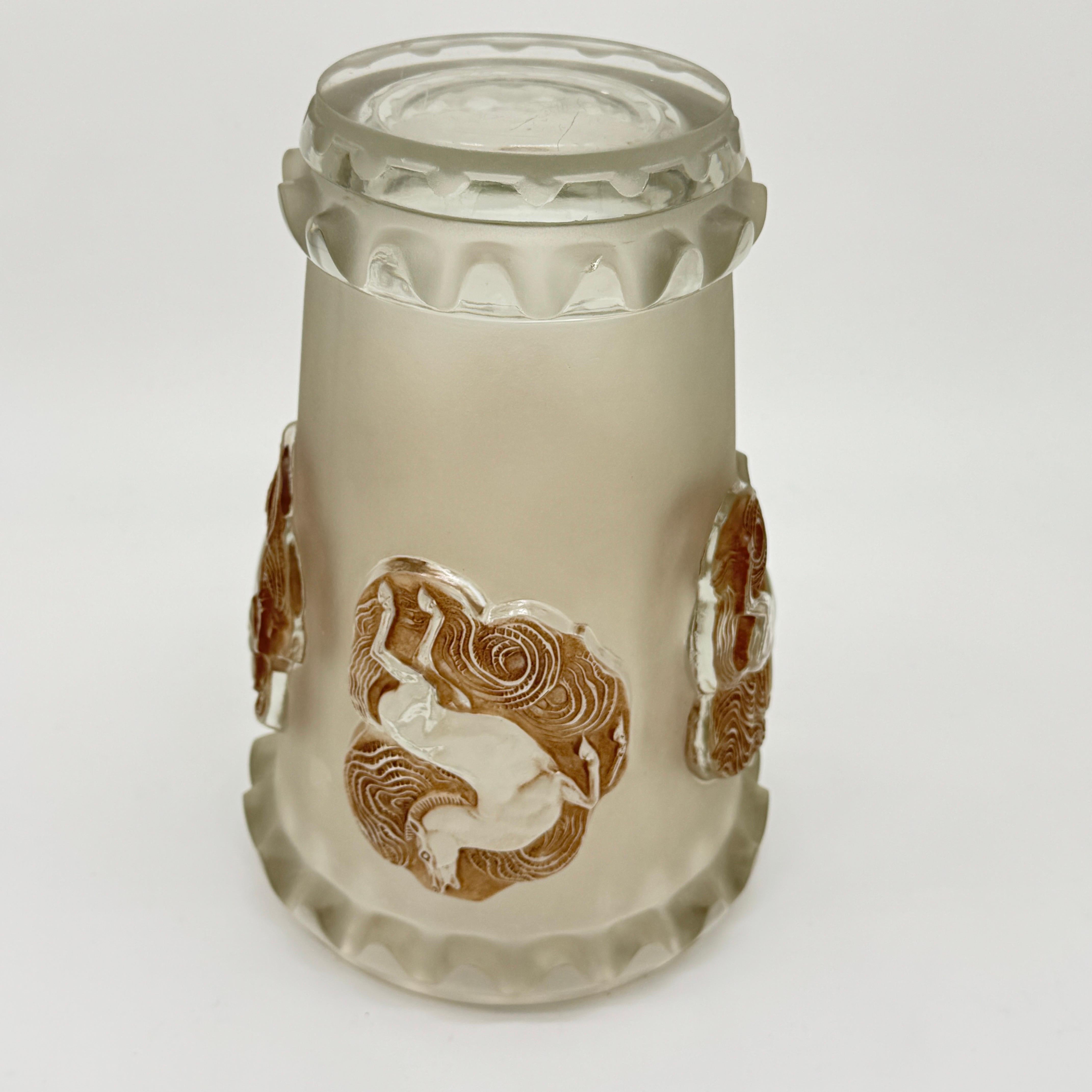 El jarrón Camargue es un sólido diseño art déco de R.Lalique que data de 1942 .

El jarrón sólo se ha producido durante un pequeño periodo de nueve años.

El jarrón es impresionante ya que mide 29,5 cm de alto .

Los parches de cristal  con los