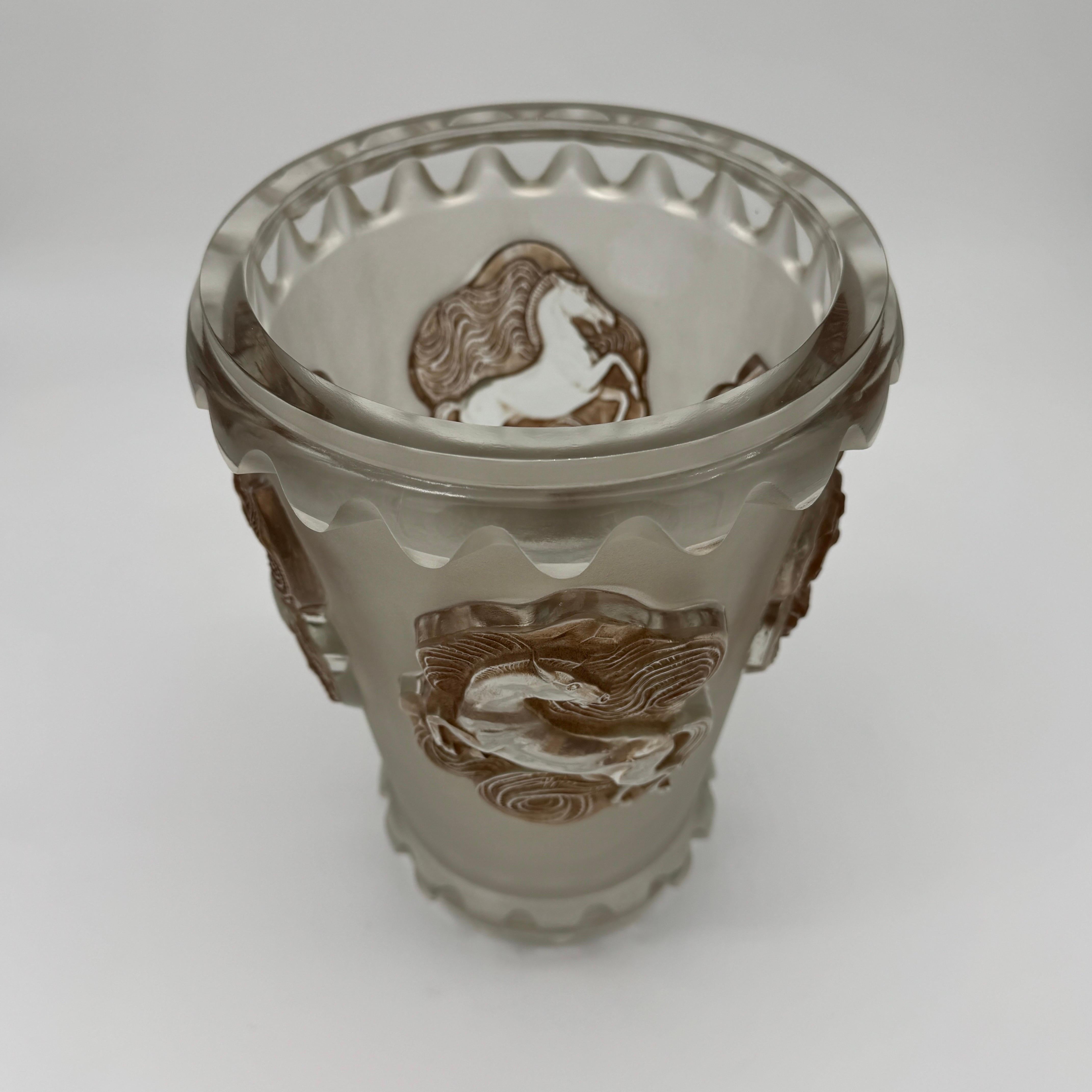 Un jarrón de vidrio R.Lalique Art Déco Camargue. Francés en venta