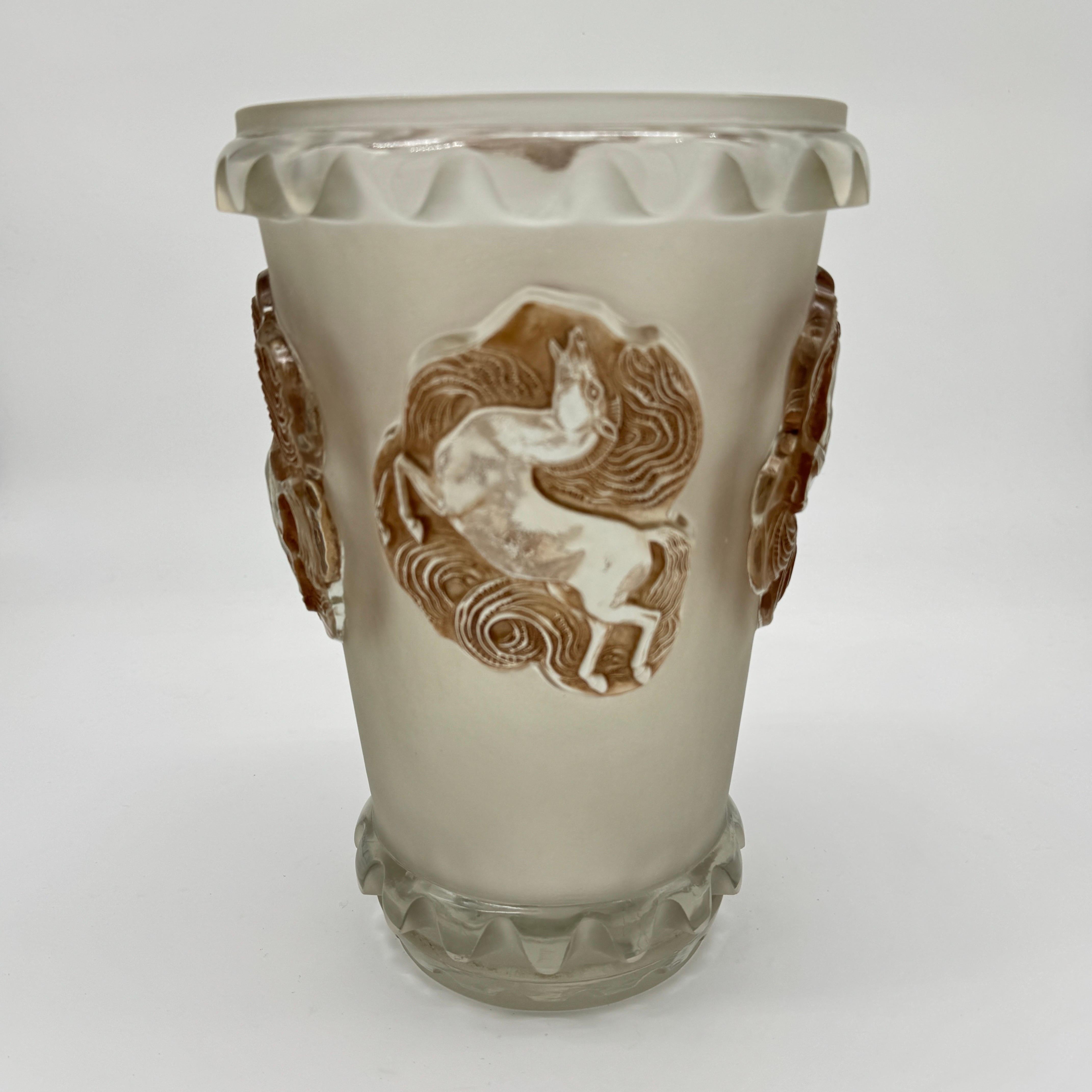 Un jarrón de vidrio R.Lalique Art Déco Camargue. Moldeado en venta