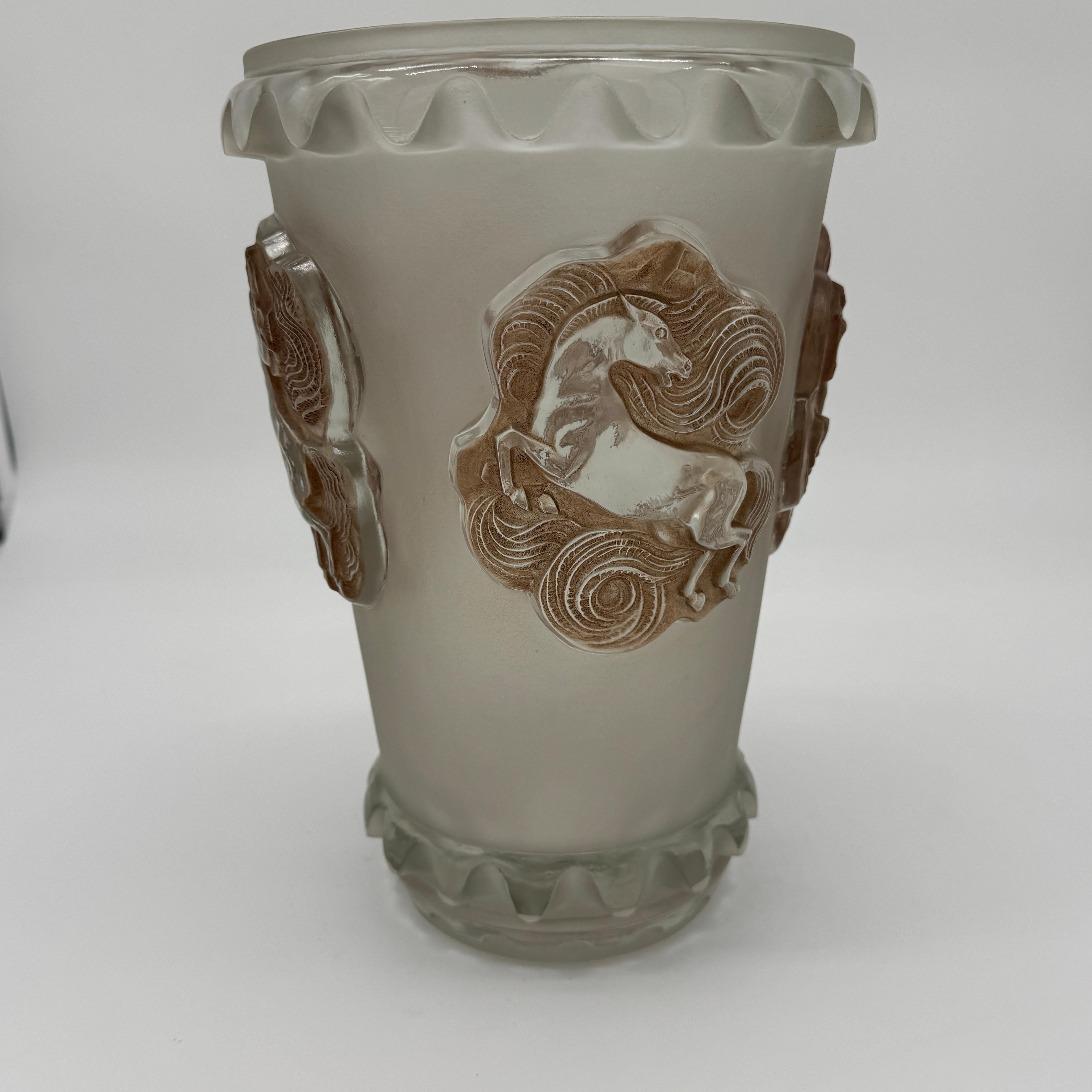 Un jarrón de vidrio R.Lalique Art Déco Camargue. en Excelente estado para la venta en SAINT-OUEN-SUR-SEINE, FR