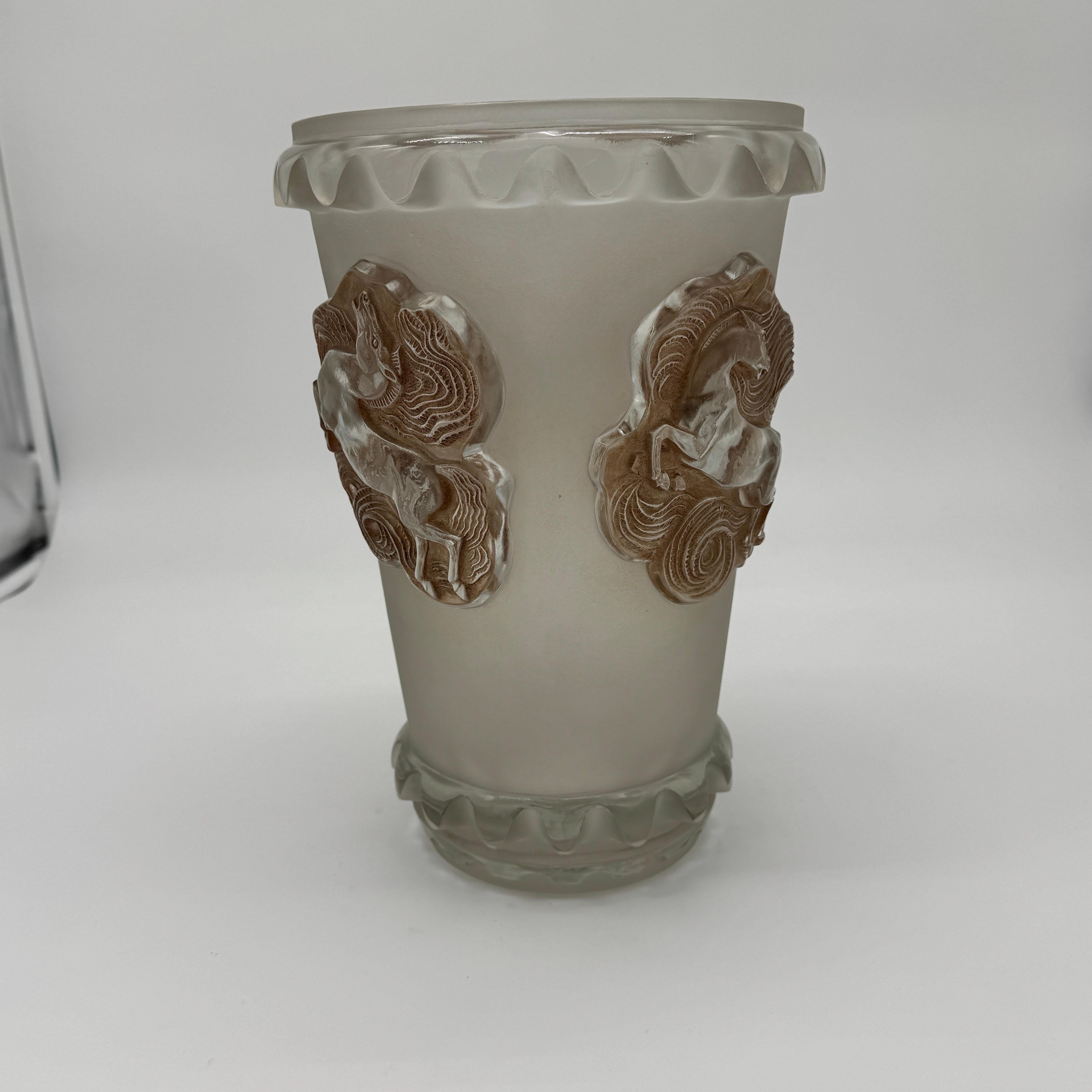 Un jarrón de vidrio R.Lalique Art Déco Camargue. mediados del siglo XX en venta